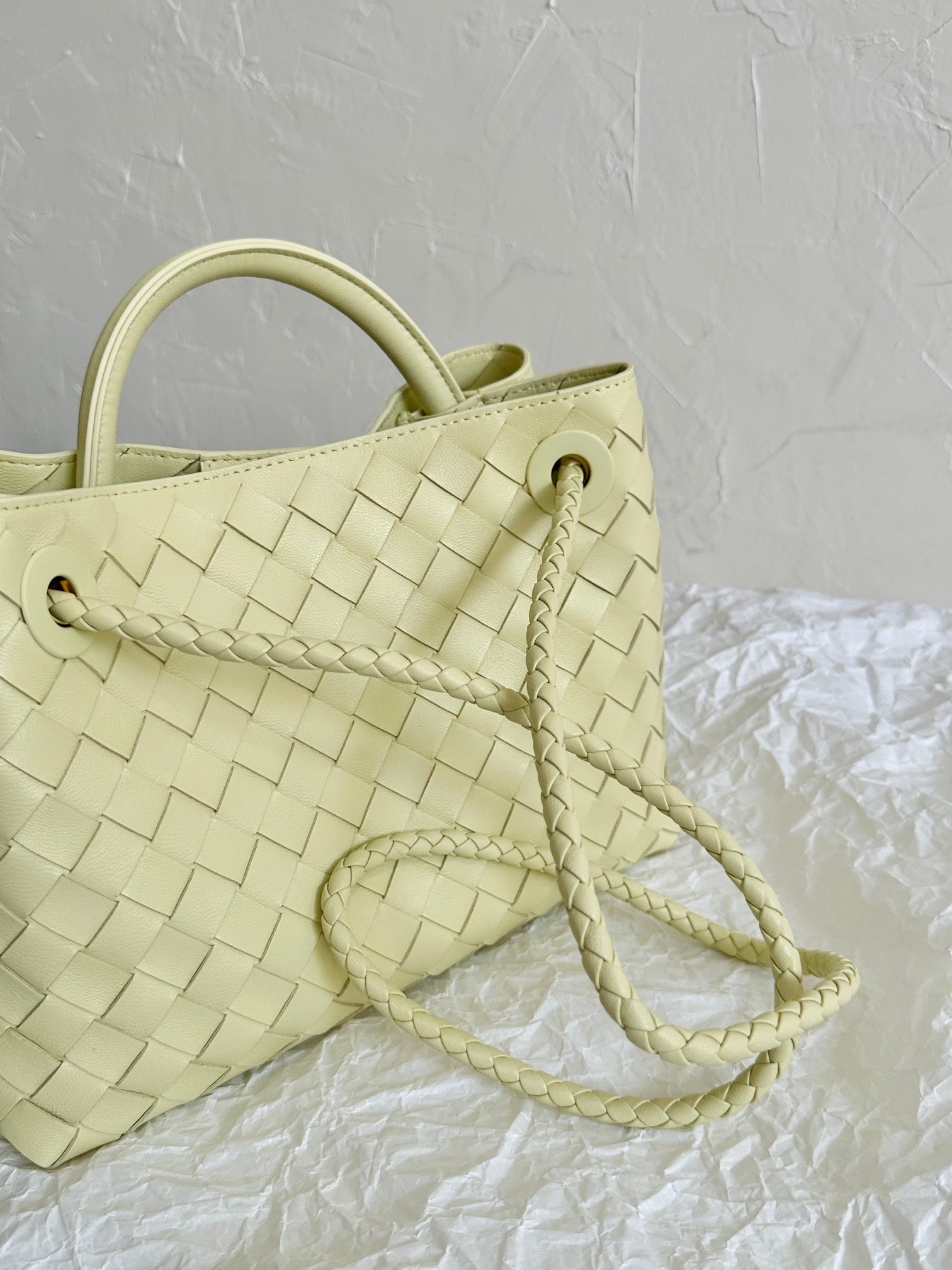 BOTTEGA VENETA SMALL ANDIAMO 25CM LIGHT YELLOW LAMBSKIN