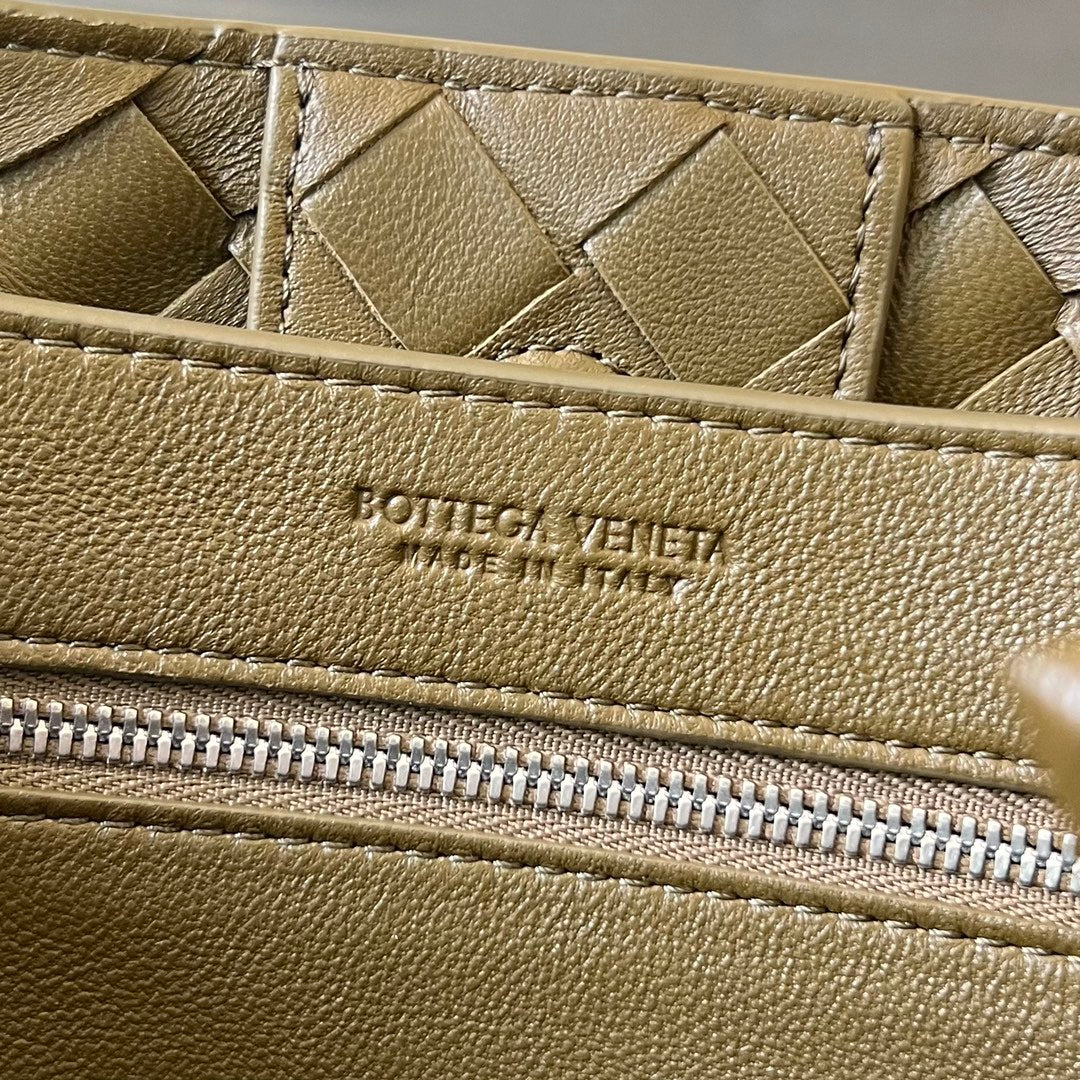 BOTTEGA VENETA SMALL ANDIAMO 25CM DARK OLIVE LAMBSKIN
