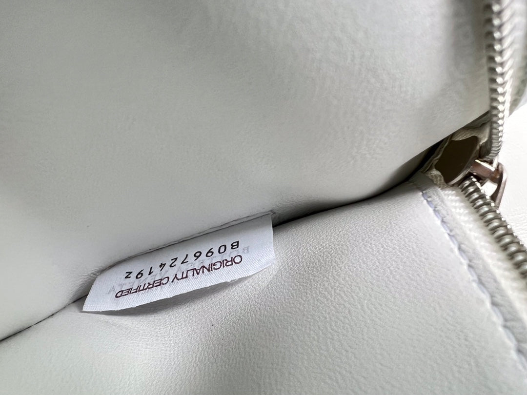 BOTTEGA VENETA SMALL CASSETTE 23 IN WHITE FRINGED CALFSKIN