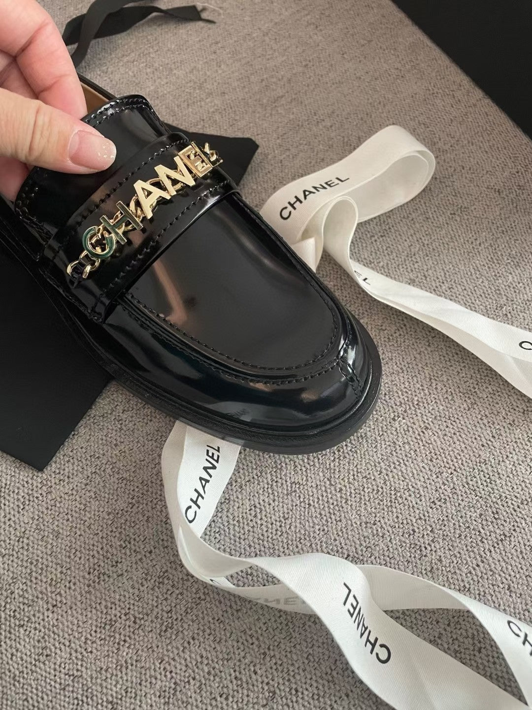 CHANEL MOASINS IN BLACK CALFSKIN GOLD METAL LOGO