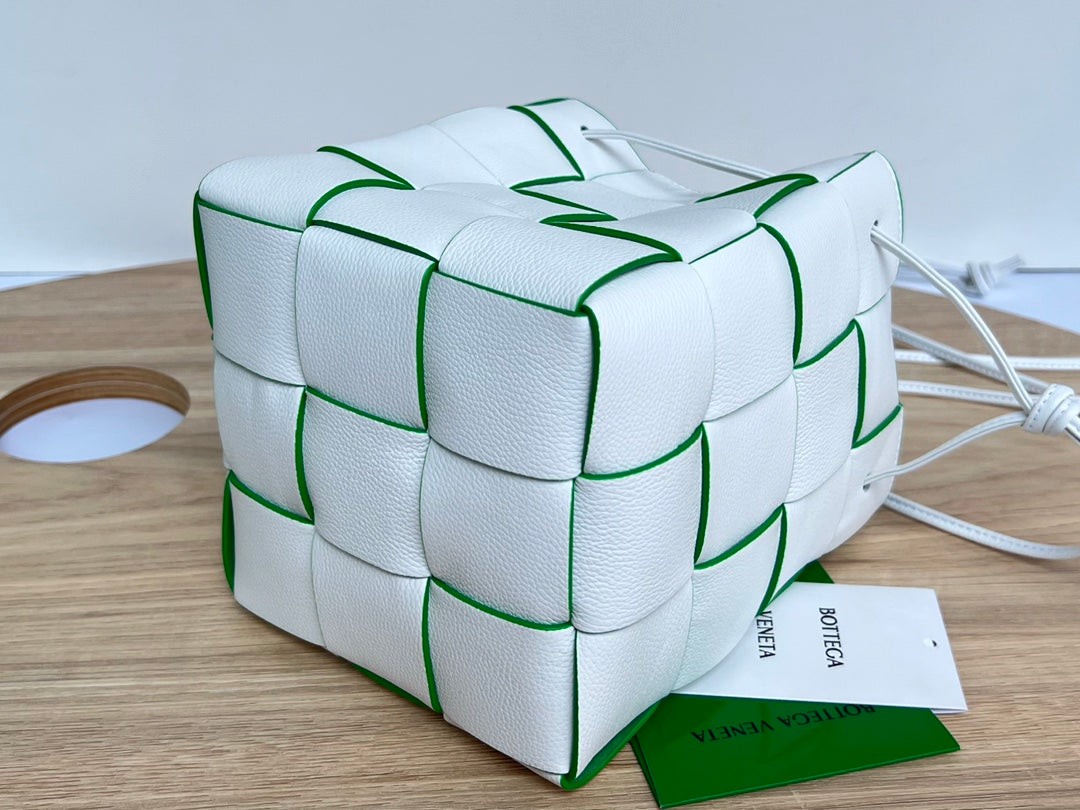 BOTTEGA VENETA SMALL CASSETTE BUCKET 18 IN WHITE AND GREEN LINING CALFSKIN