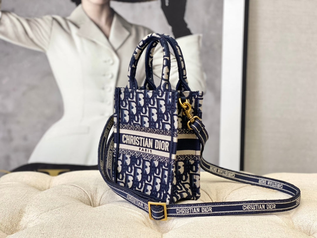 DIOR LADY 18 BAG IN BLUE OBLIQUE JACQUARD
