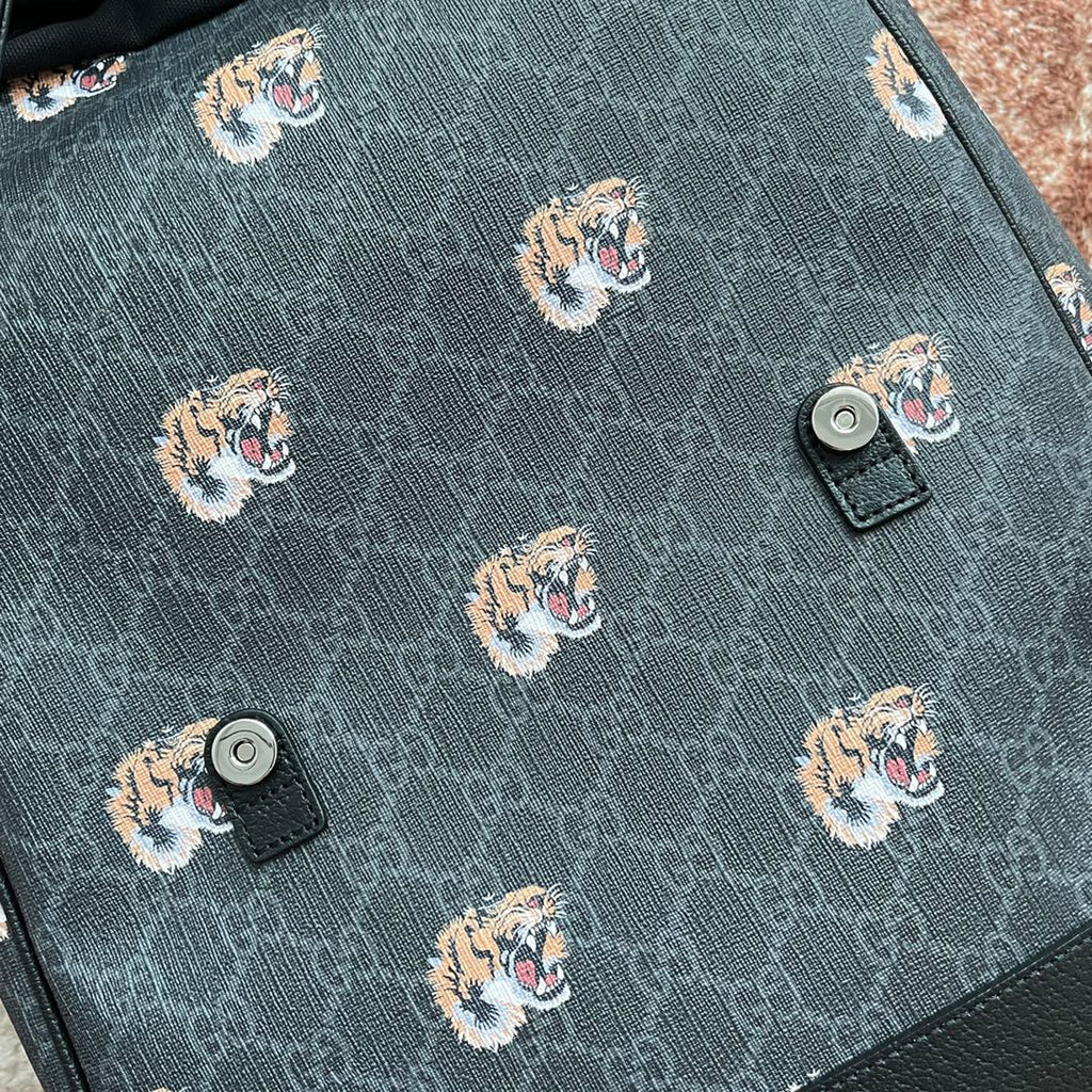 GUCCI TIGER PRINT MEDIUM BACKPACK 43 IN BLACK CANVAS AND LEATHER TRIM