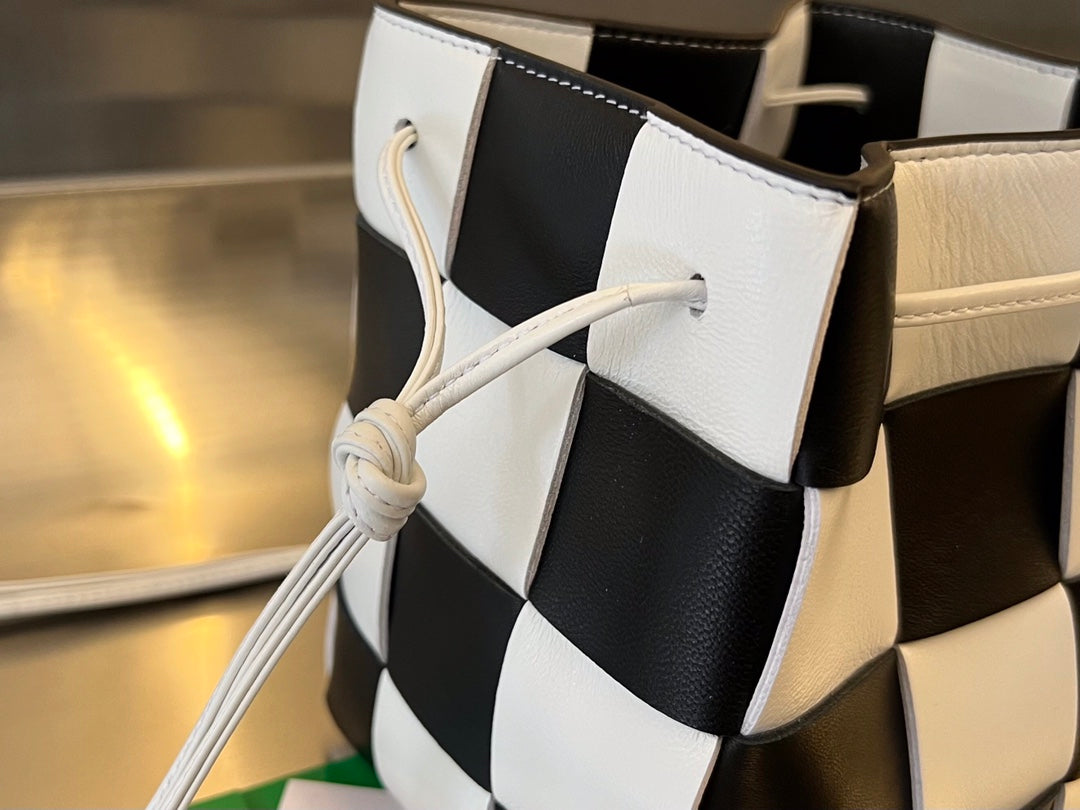 BOTTEGA VENETA SMALL CASSETTE BUCKET 18 IN WHITE MIX BLACK CALFSKIN