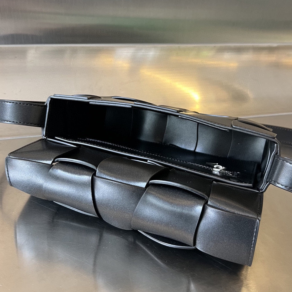 BOTTEGA VENETA CASSETTE 23 IN BLACK CALFSKIN WITH WAVY PATTERN