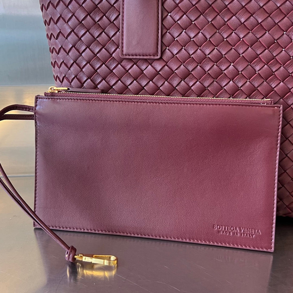 BOTTEGA VENETA SMALL CABAT 32 IN BURGUNDY RED LAMBSKIN