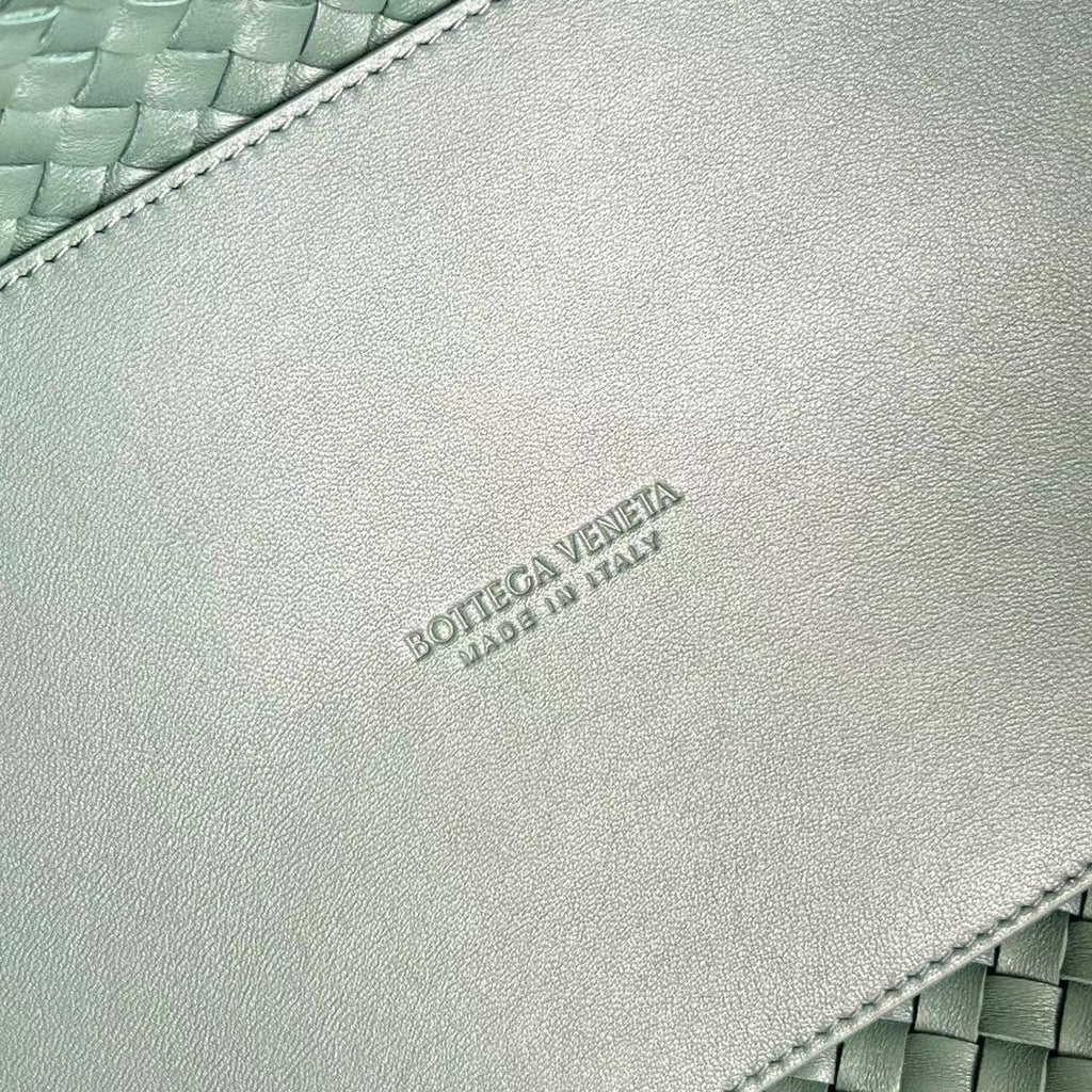 BOTTEGA VENETA LARGE CABAT 51 IN XANADU GRAY LAMBSKIN