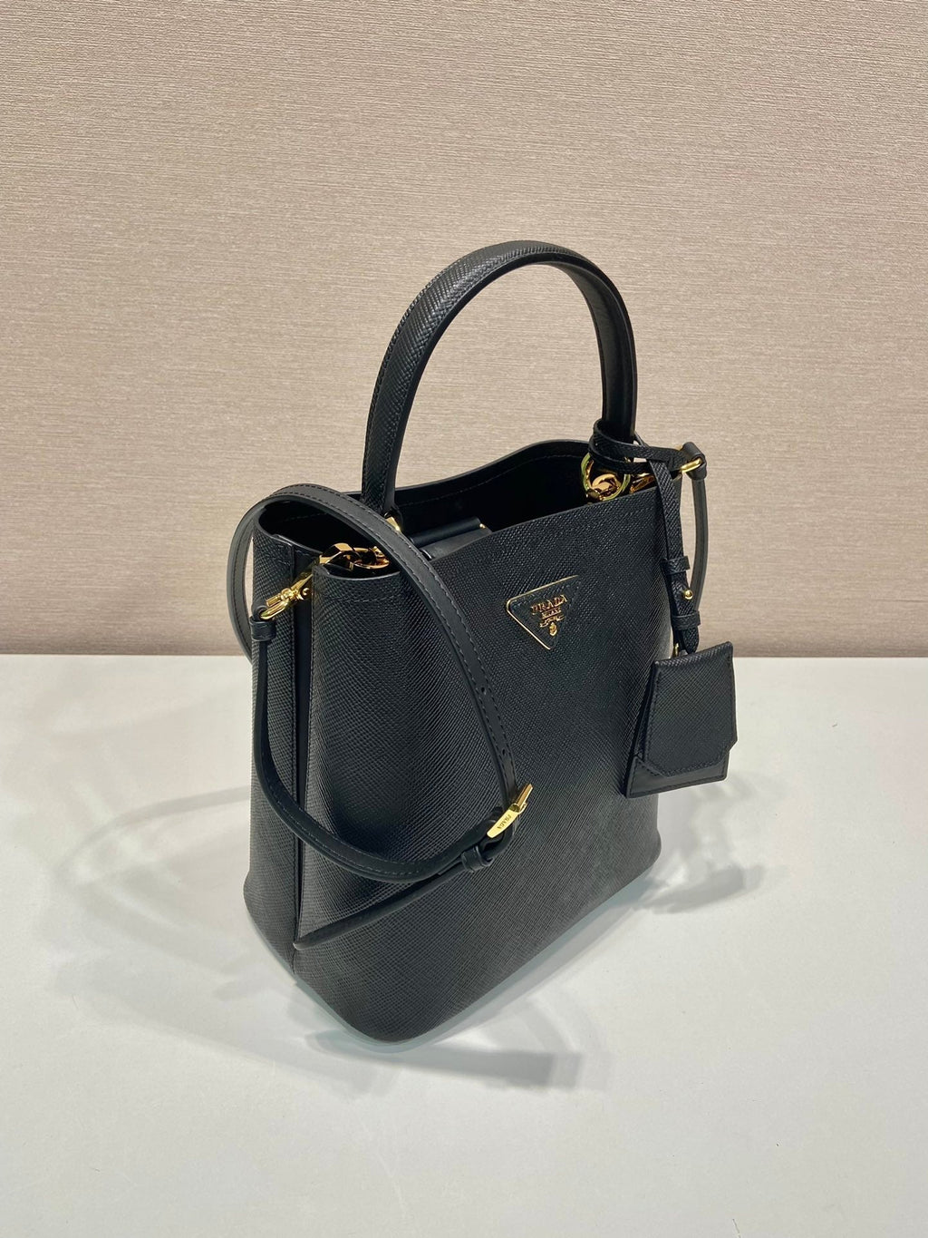 PRADA BUCKET BAG 23 IN BLACK SAFFIANO LEATHER