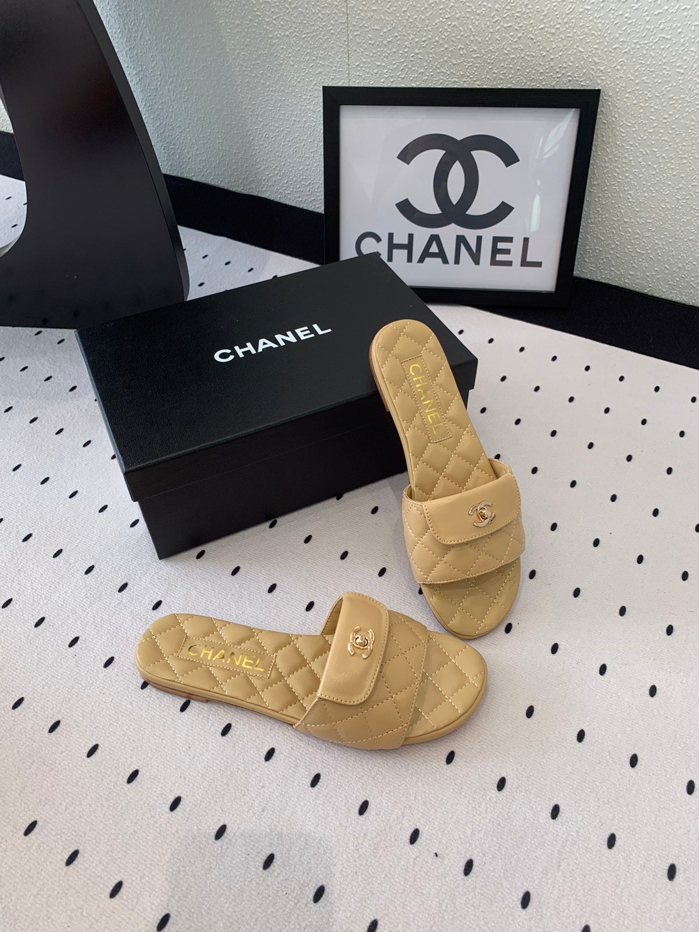 CHANEL SLIPPERS IN YELLOW CREAM CALFSKIN