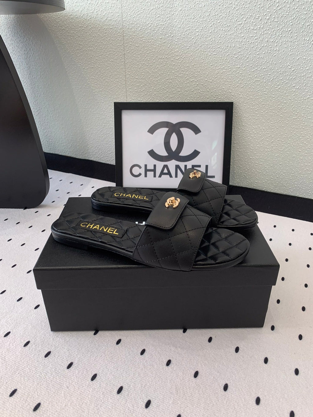 CHANEL SLIPPERS IN BLACK CALFSKIN