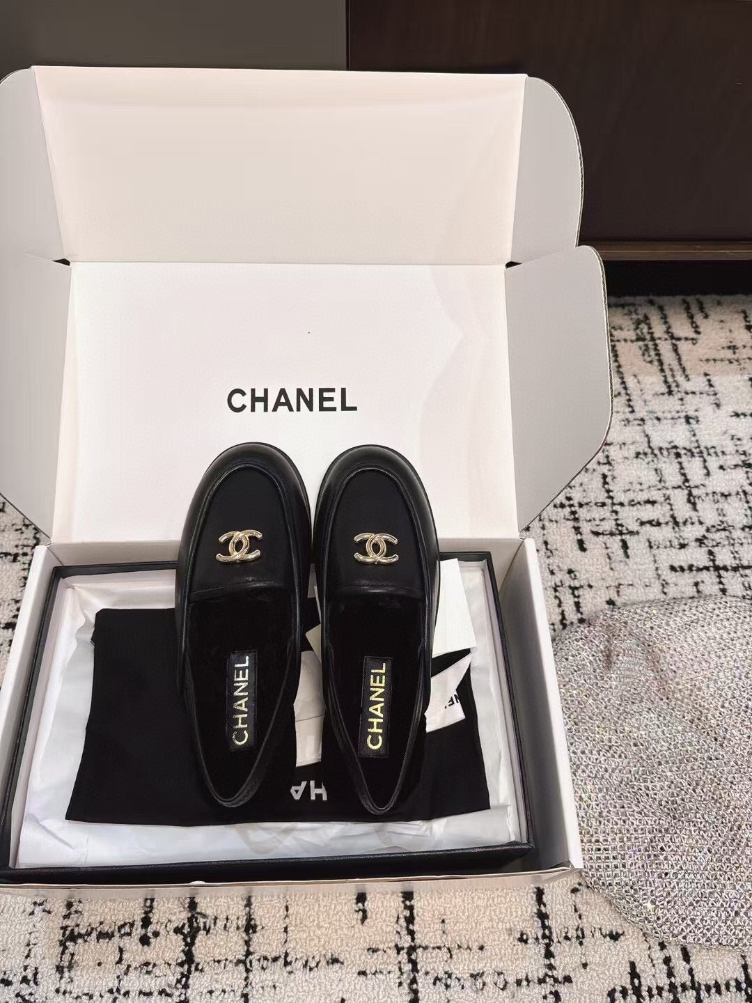 CHANEL SLINGBACK LOAFER IN BLACK CALFSKIN AND SHEARLING