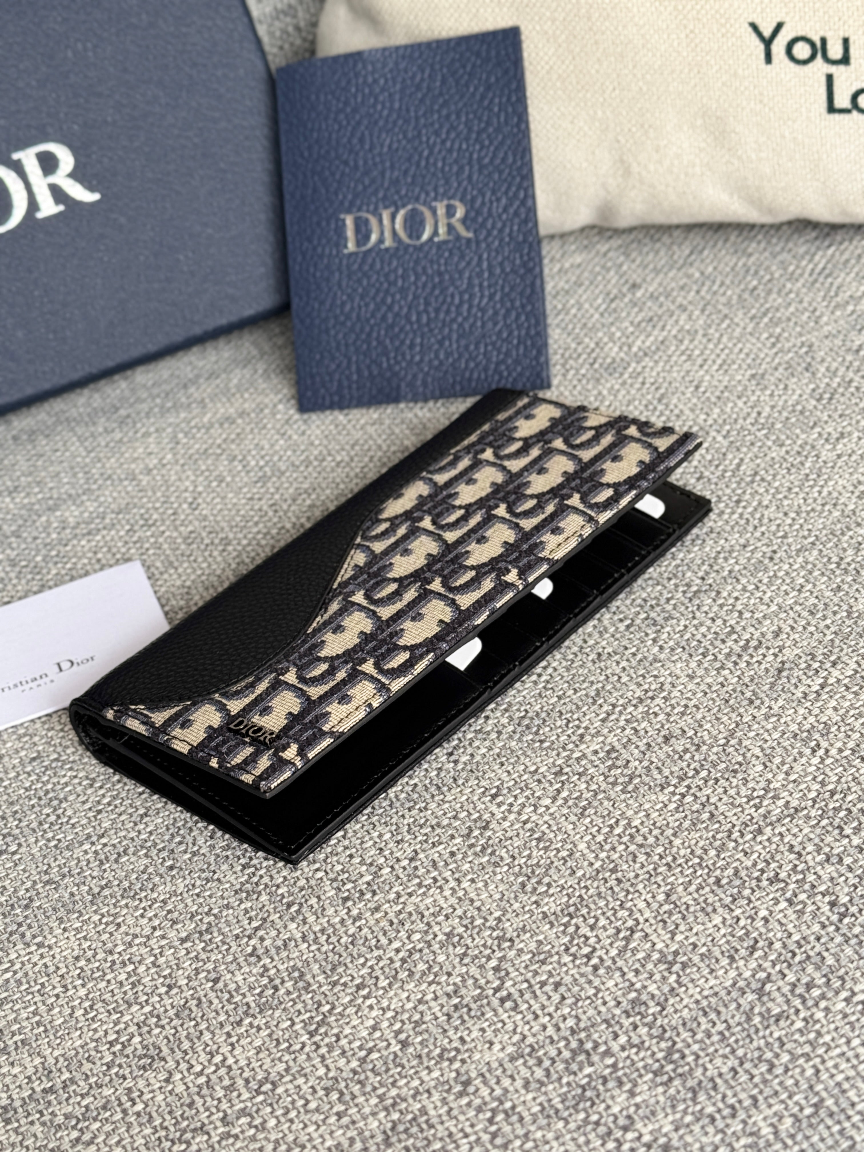 DIOR VERTICAL BIFOLD WALLET 19 IN BLACK GRAINED CALFSKIN MIX BLUE MONOGRAM OBLIQUE JACQUARD