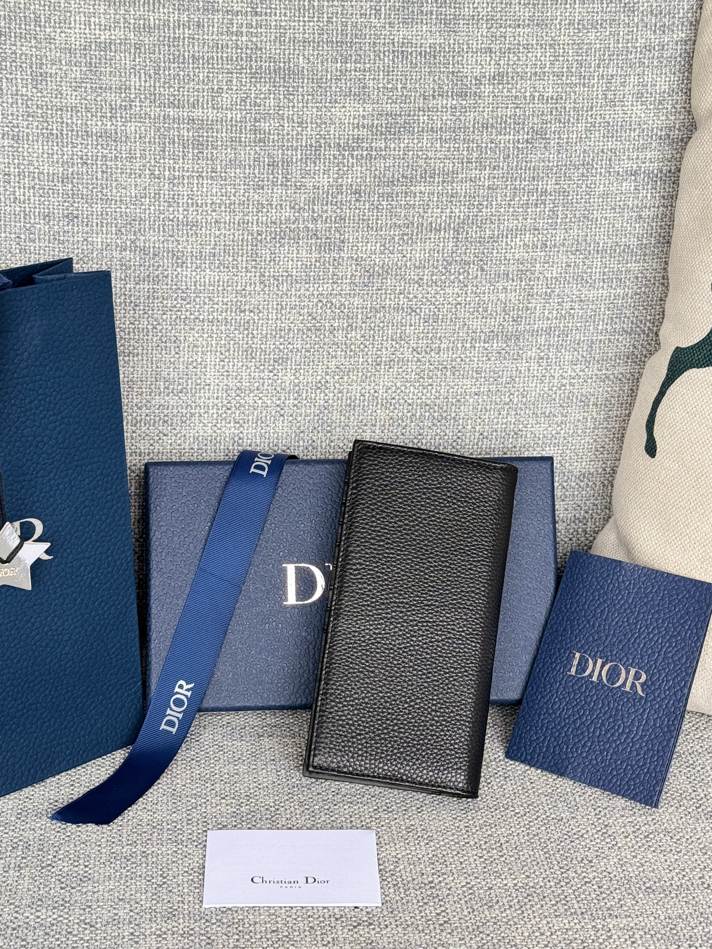 DIOR VERTICAL BIFOLD WALLET 19 IN BLACK GRAINED CALFSKIN MIX BLUE MONOGRAM OBLIQUE JACQUARD