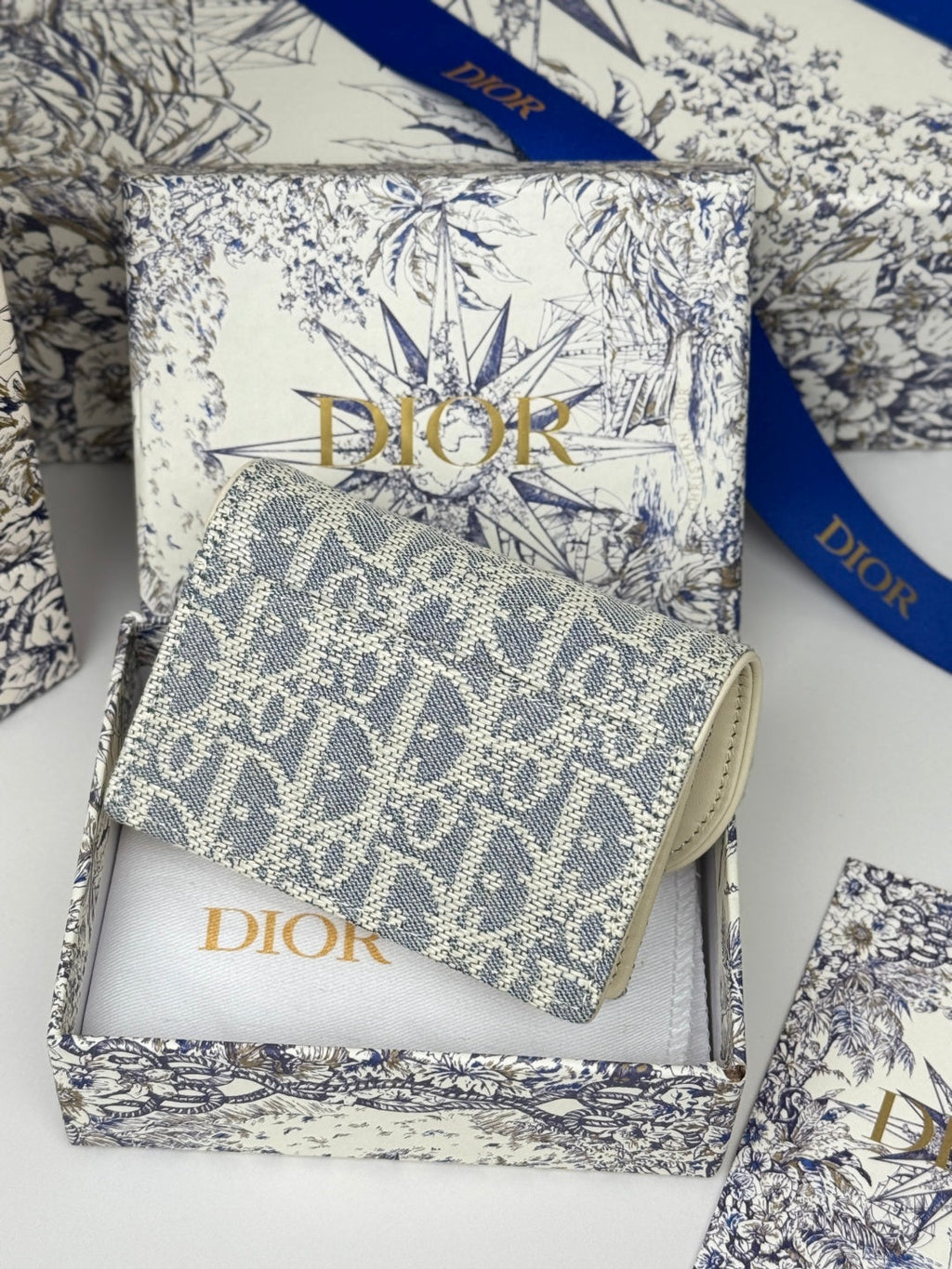 DIOR 25S SADDLE JASMINE GUSSET CARD HOLDER 10 IN LIGHT BLUE OBLIQUE JACQUARD CANVAS