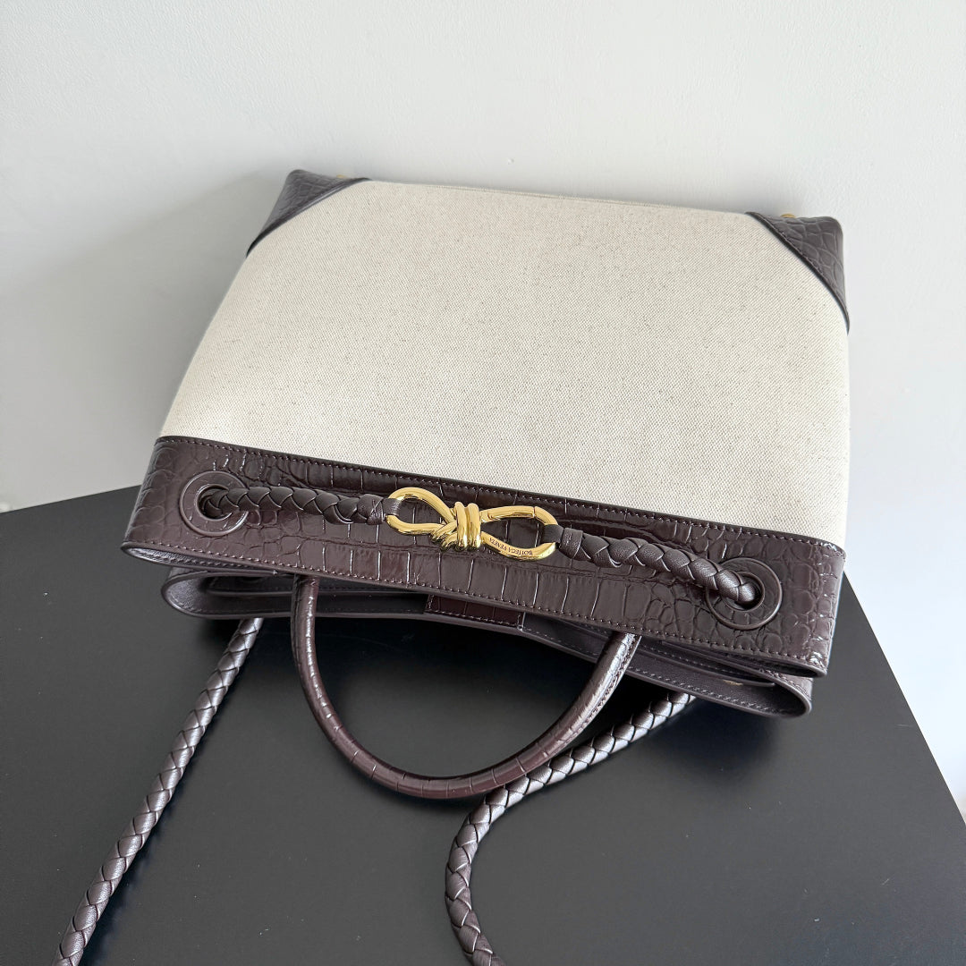BOTTEGA VENETA 25S MEDIUM ANDIAMO 32 IN IVORY DARK BROWN CALFSKIN AND CANVAS
