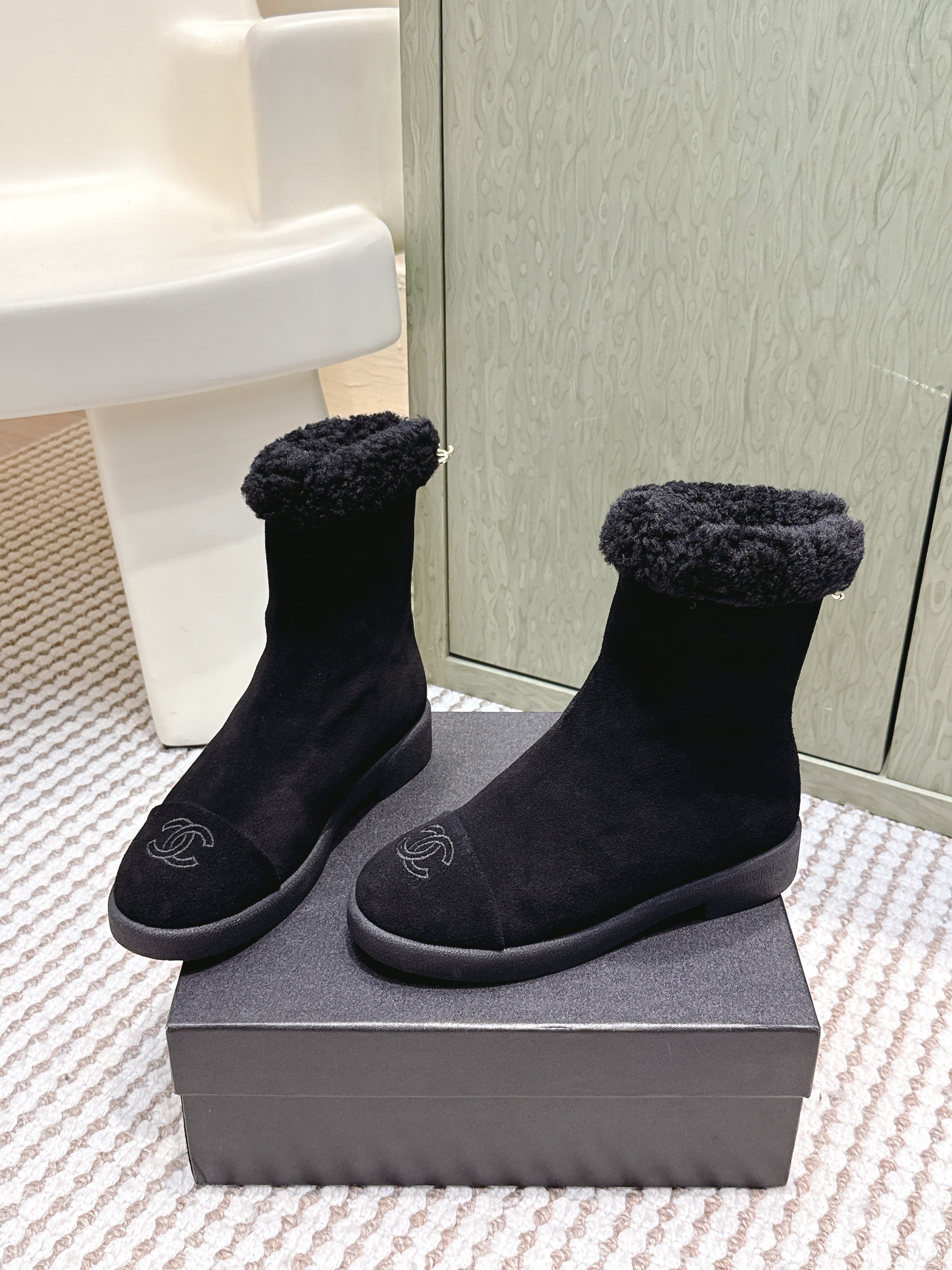 CHANEL 25S CALF-HIGH BOOTS IN BLACK SUEDE LINED WITH SHEEPSKIN