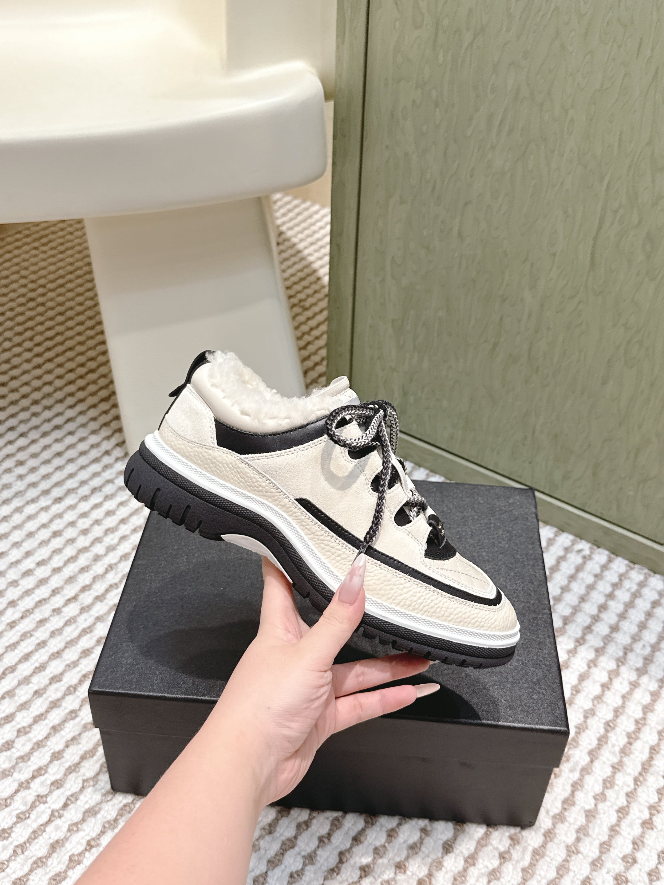 CHANEL 25S THICK-SOLE SNEAKERS IN WHITE AND BLACK CALFSKIN WITH FUR LINING