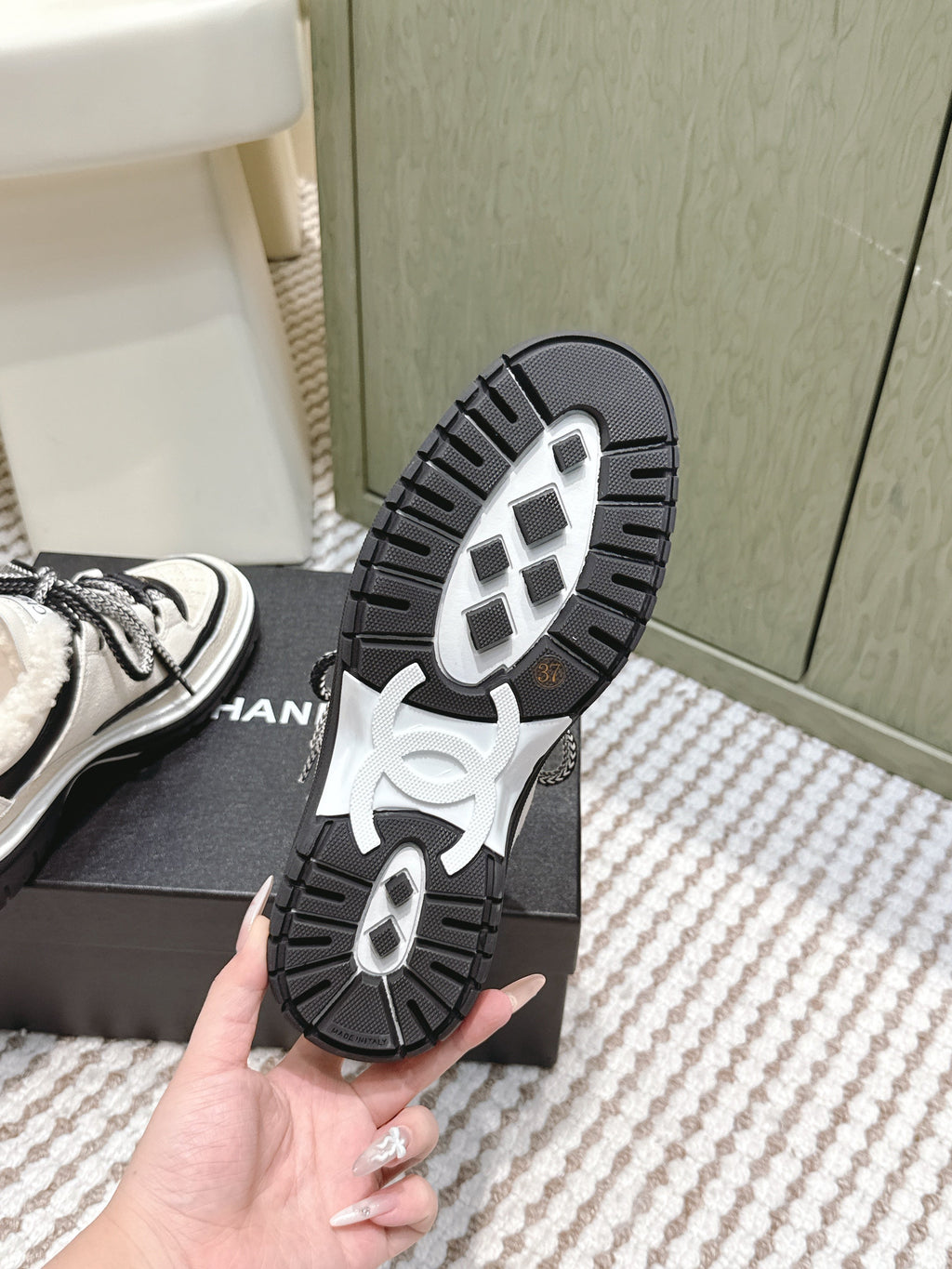 CHANEL 25S THICK-SOLE SNEAKERS IN WHITE AND BLACK CALFSKIN WITH FUR LINING