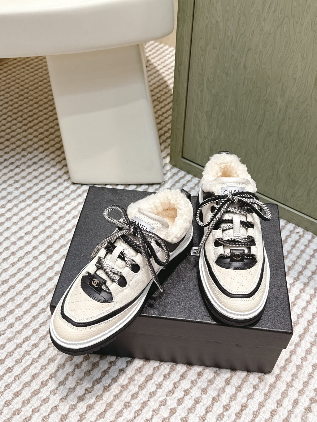 CHANEL 25S THICK-SOLE SNEAKERS IN WHITE AND BLACK CALFSKIN WITH FUR LINING