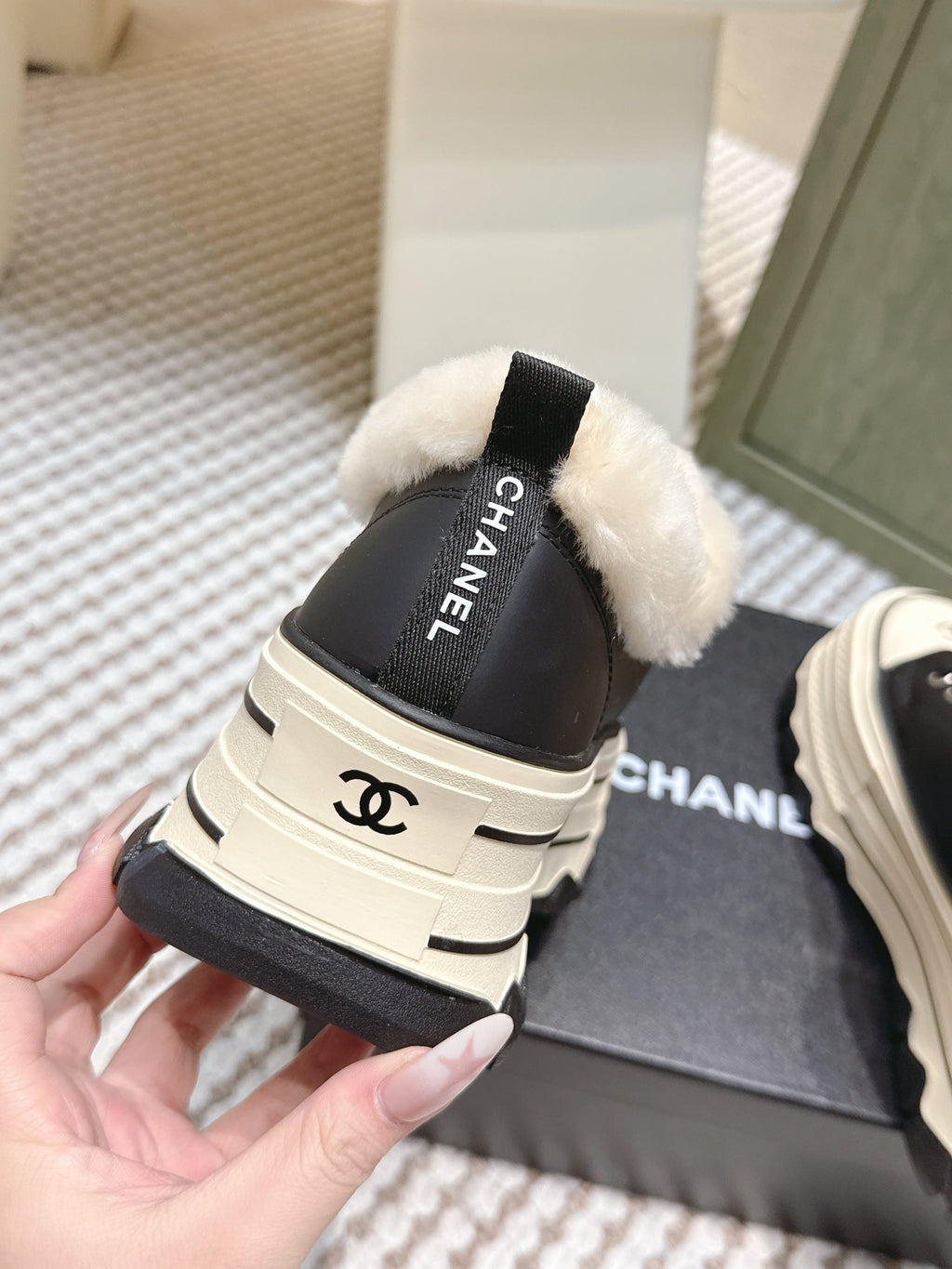 CHANEL 25S THICK-SOLE SNEAKERS 60MM IN BLACK AND BEIGE CALFSKIN WITH FUR LINING