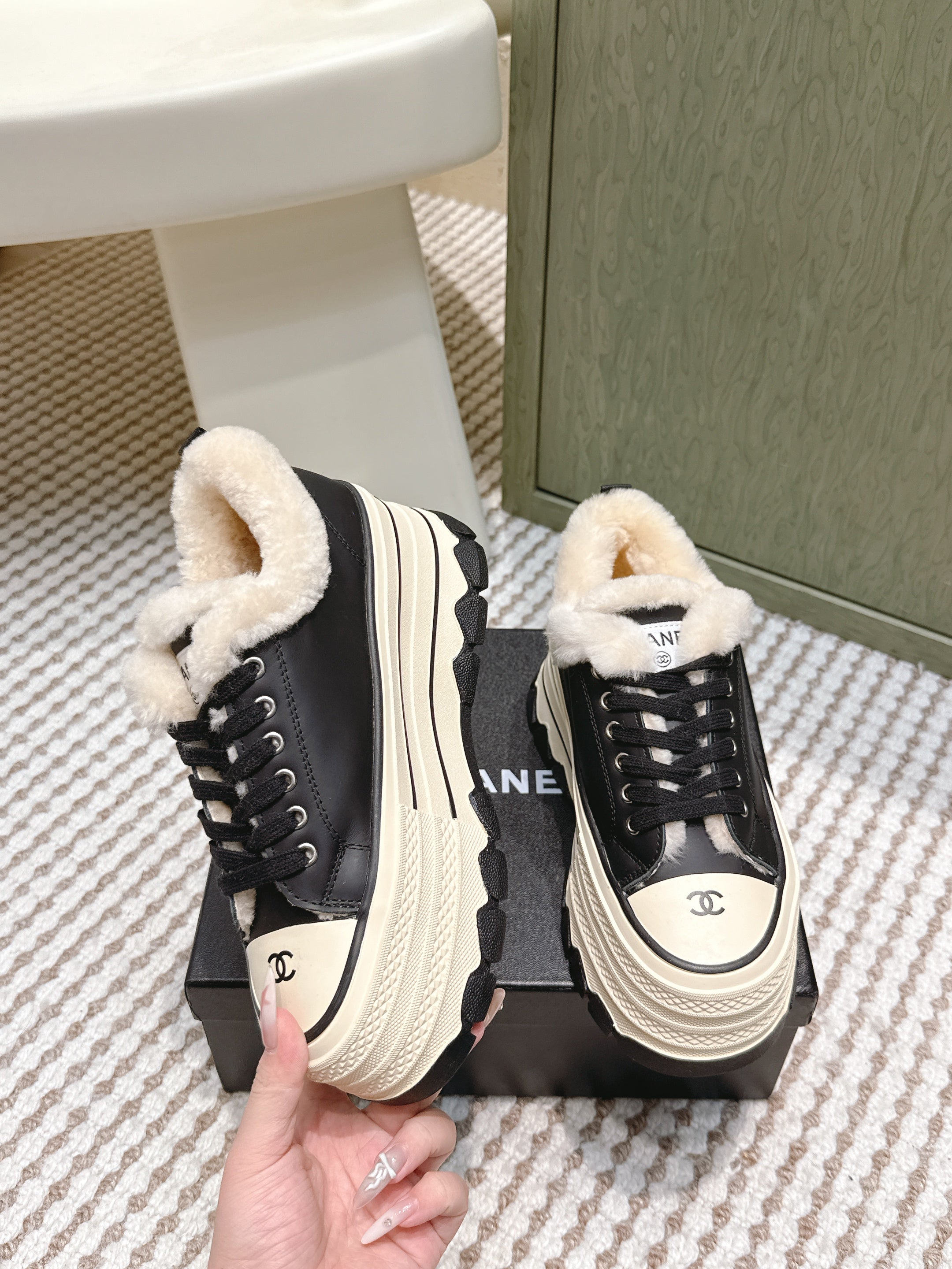 CHANEL 25S THICK-SOLE SNEAKERS 60MM IN BLACK AND BEIGE CALFSKIN WITH FUR LINING
