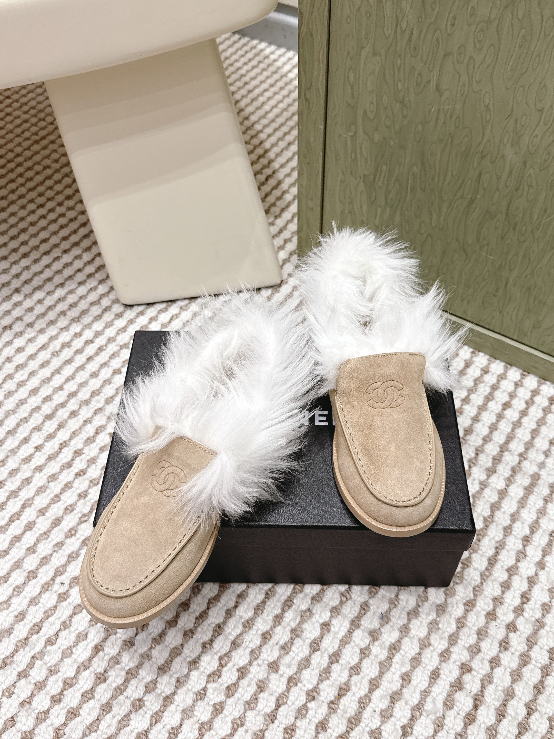 CHANEL 25S LOAFERS MOASIN IN BEIGE SUEDE WITH WHITE MINK FUR LINING