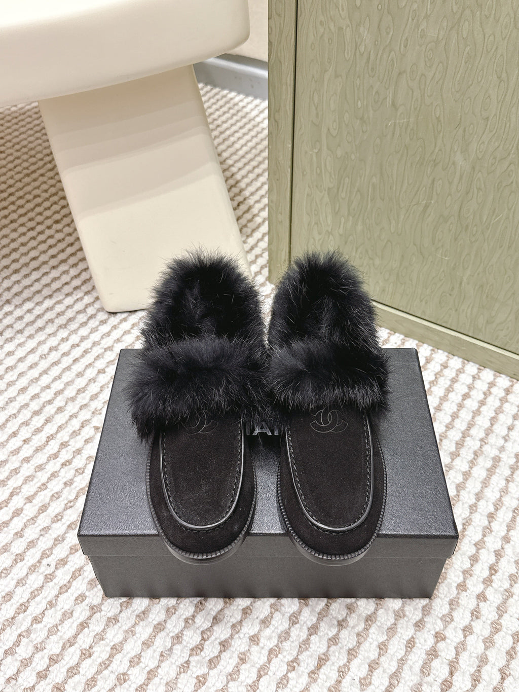 CHANEL 25S LOAFERS MOASIN IN BLACK SUEDE WITH MINK FUR LINING