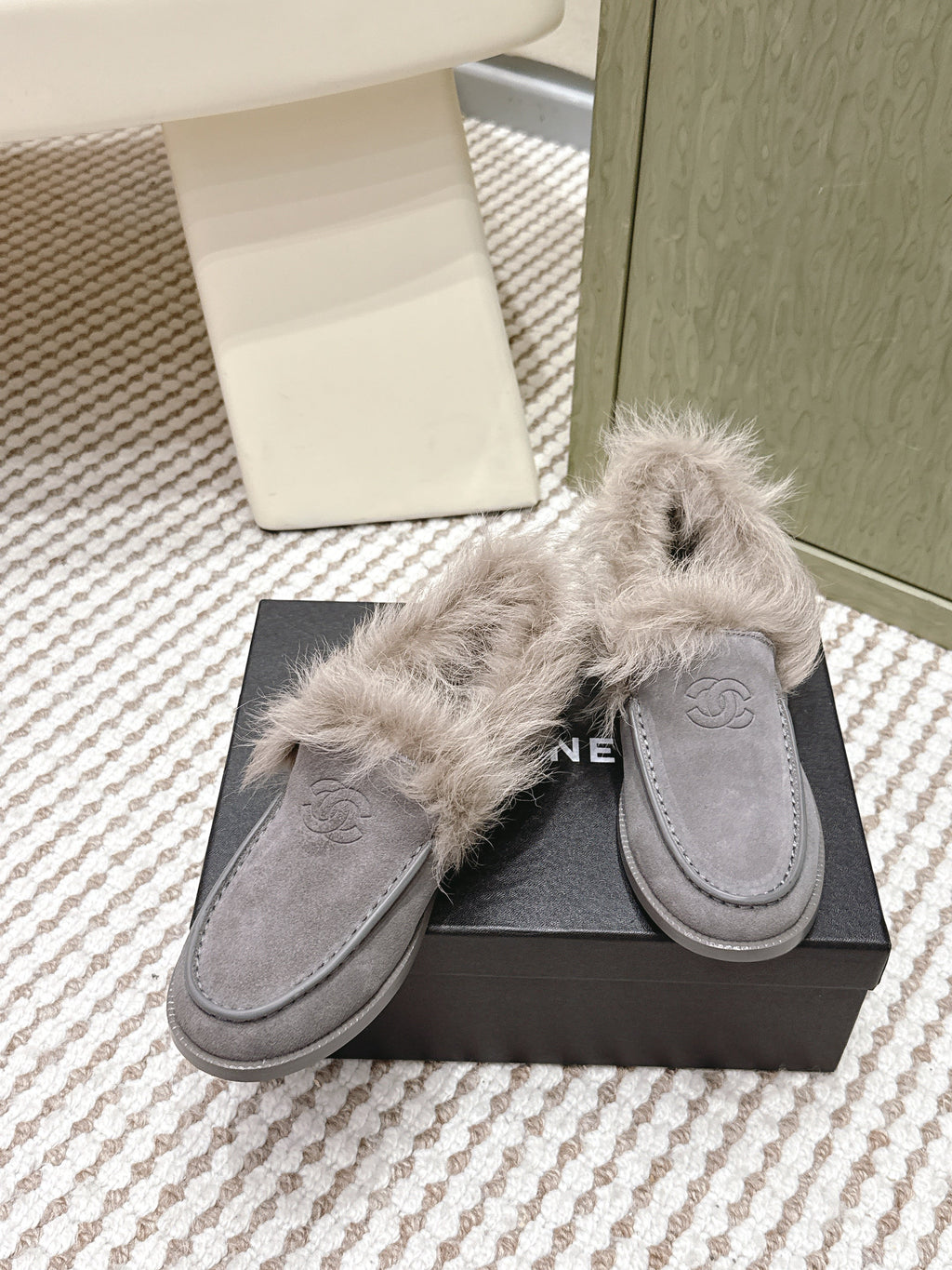 CHANEL 25S LOAFERS MOASIN IN LIGHT GRAY SUEDE WITH LIGHT BEIGE MINK FUR LINING