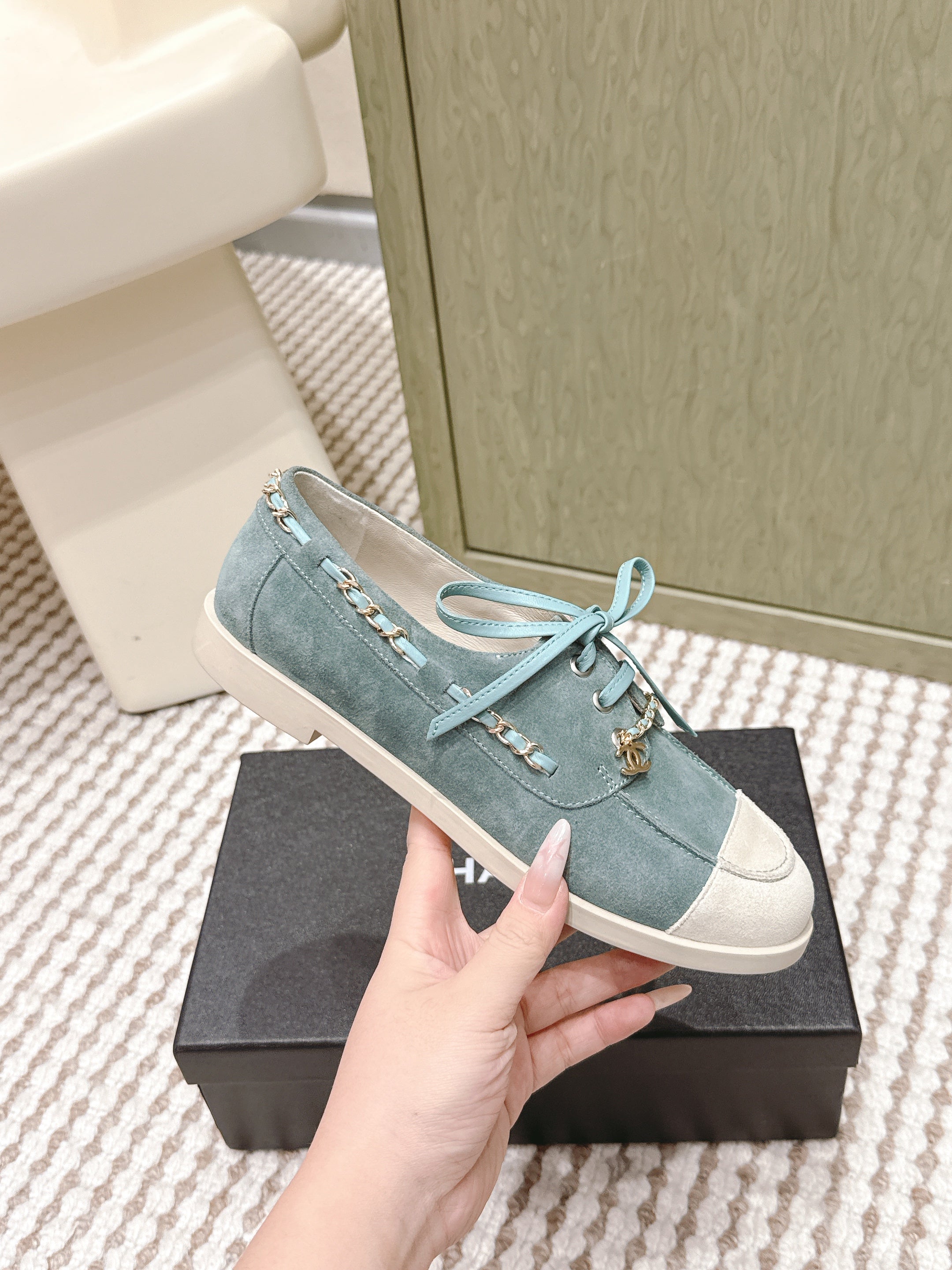 CHANEL 25S MOASINS IN LIGHT BLUISH-GRAY AND LIGHT GREY SUEDE