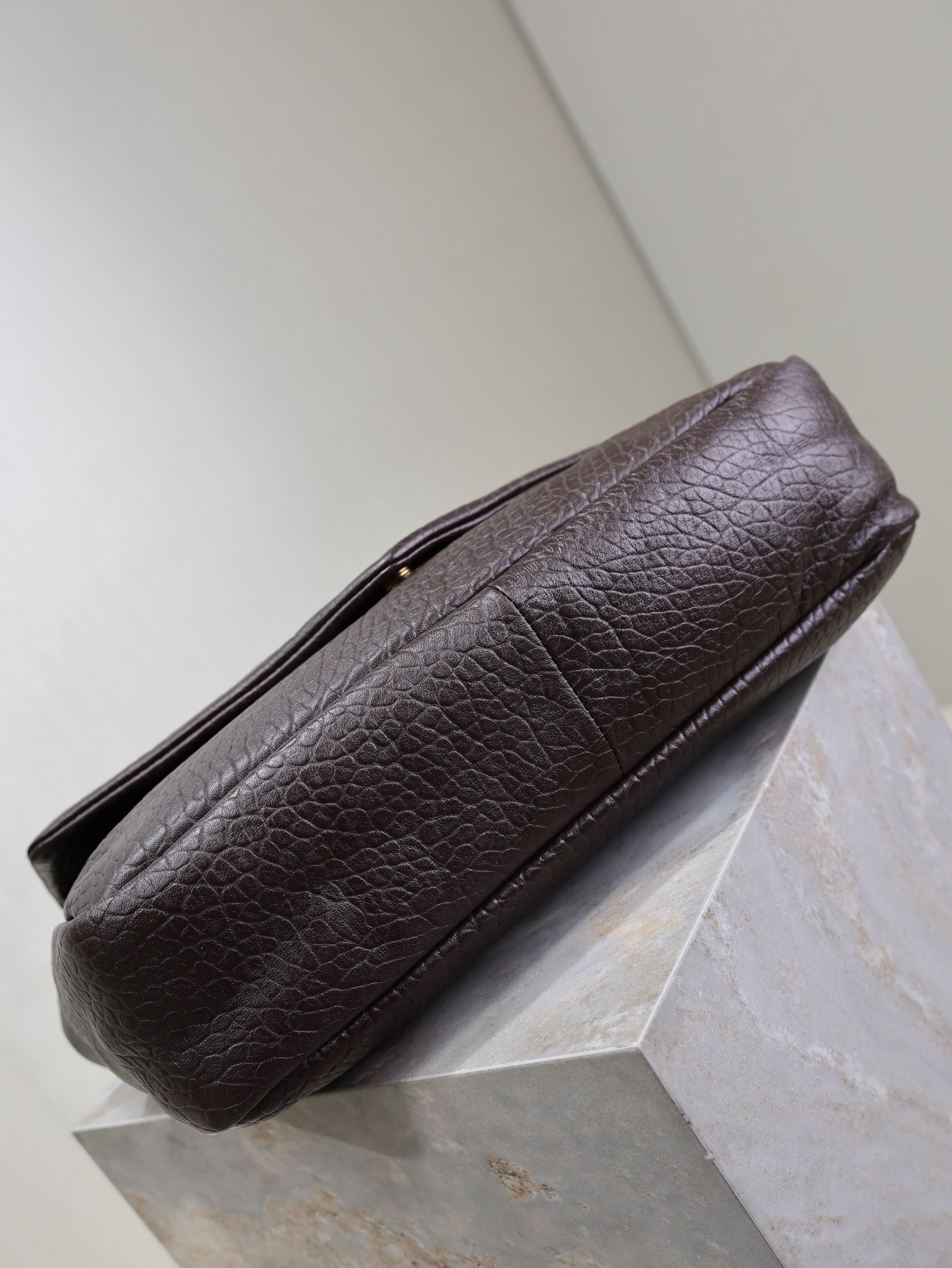 YSL 25S CALYPSO GM 38 IN DARK CHOCOLATE CALFSKIN GOLD HARDWARE