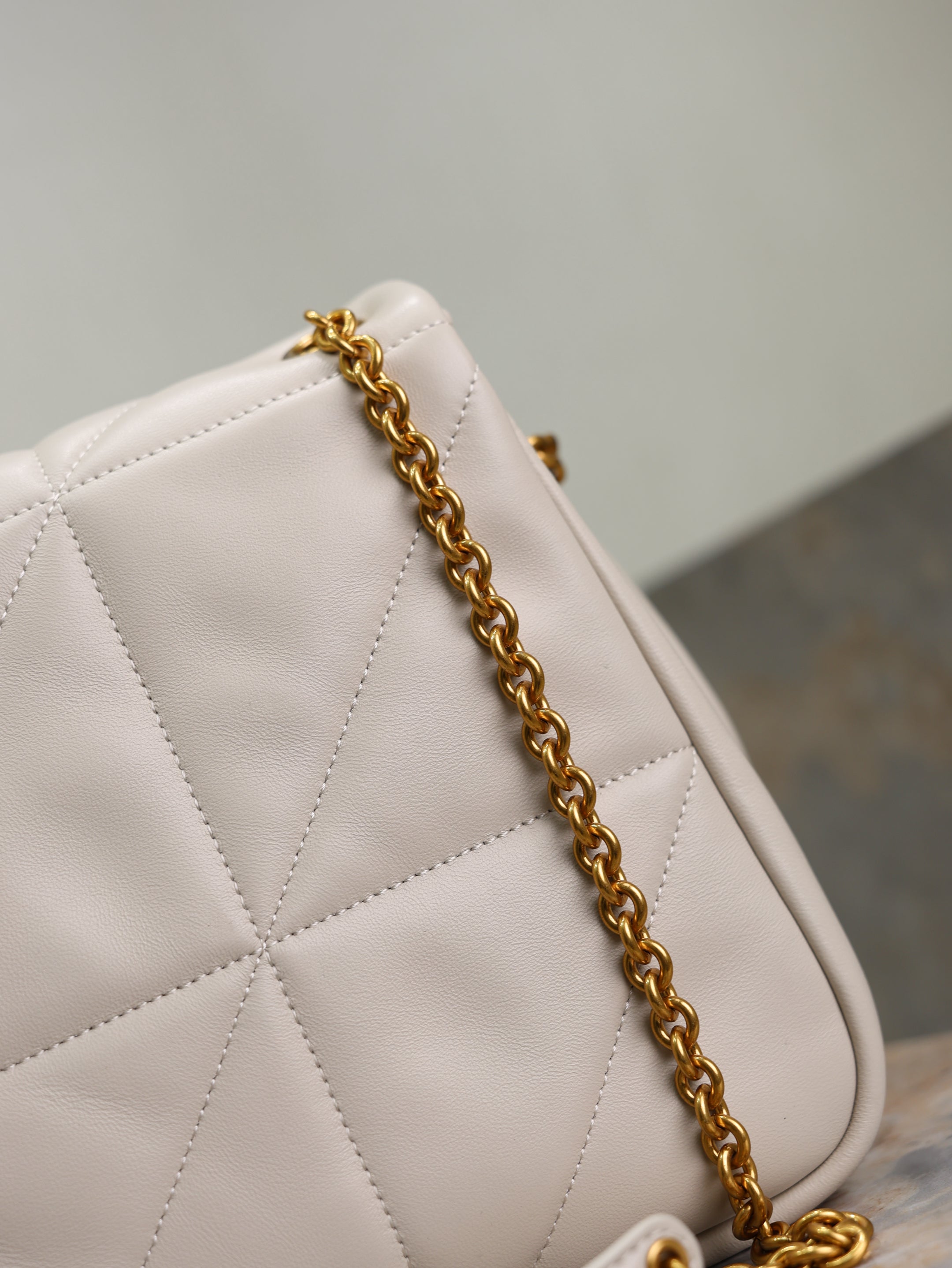 YSL 25S JAMIE 4.3 29 IN BLANC VINTAGE LAMBSKIN GOLD HARDWARE