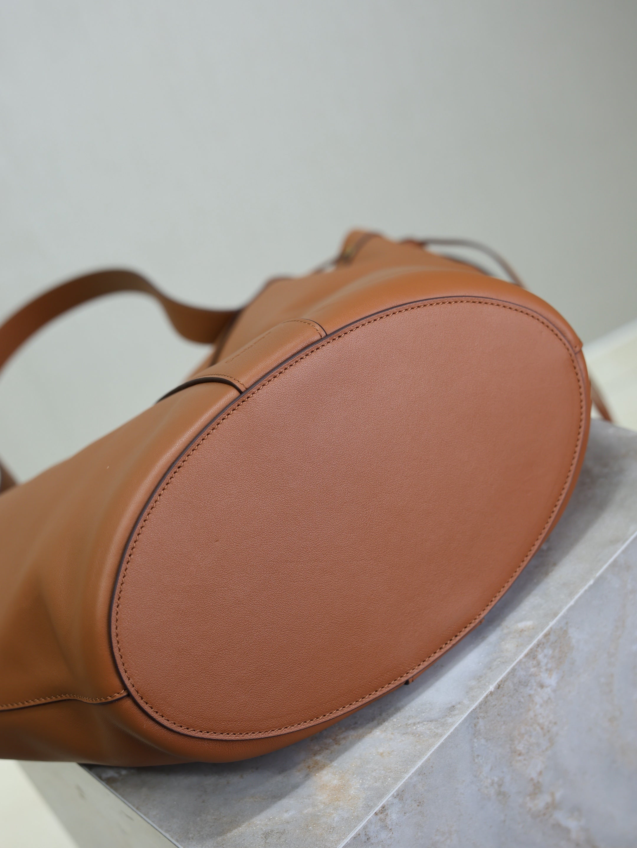 YSL 25S Y LARGE HOBO 50 IN CARAMEL CALFSKIN GOLD HARDWARE
