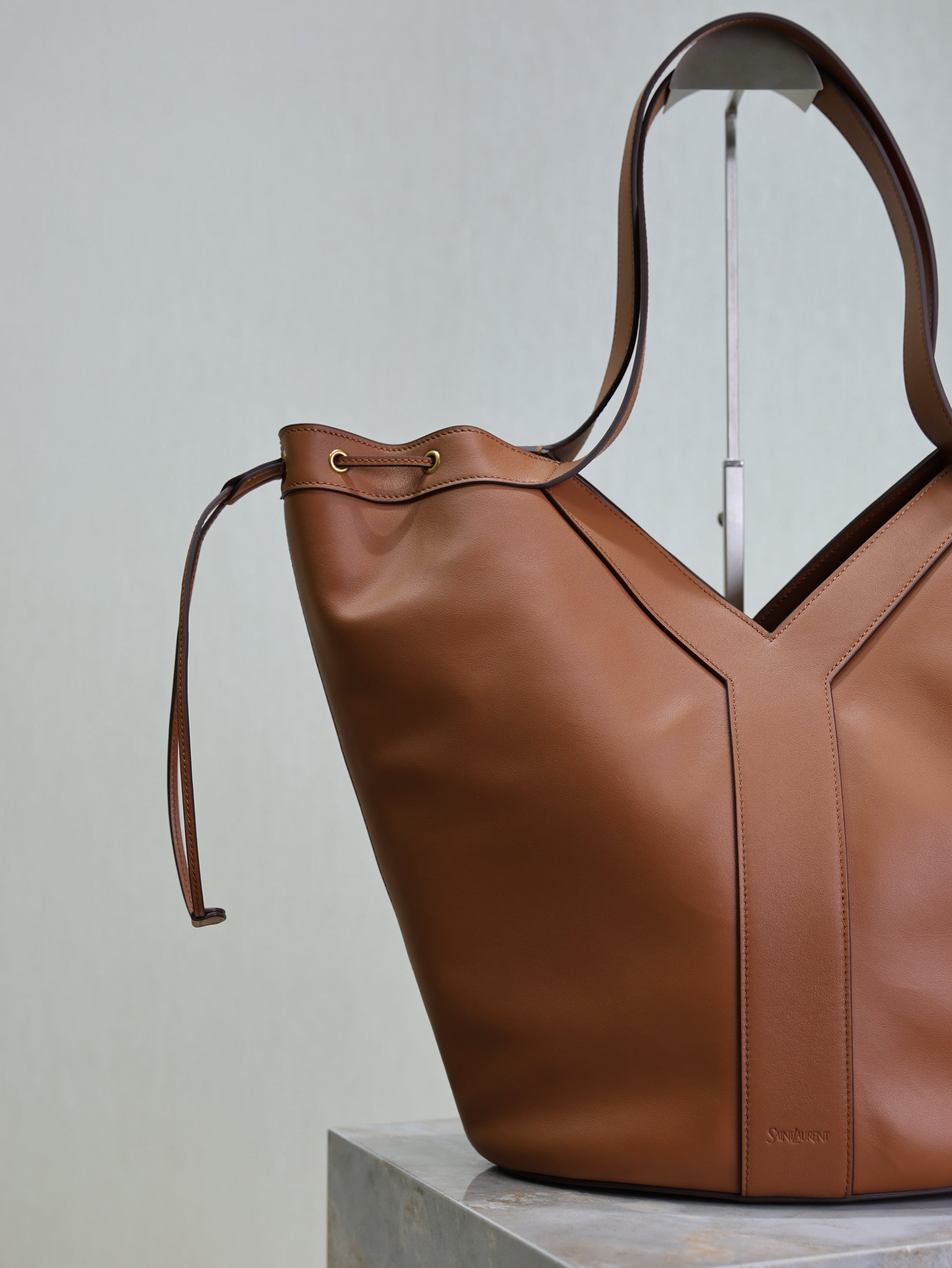 YSL 25S Y LARGE HOBO 50 IN CARAMEL CALFSKIN GOLD HARDWARE