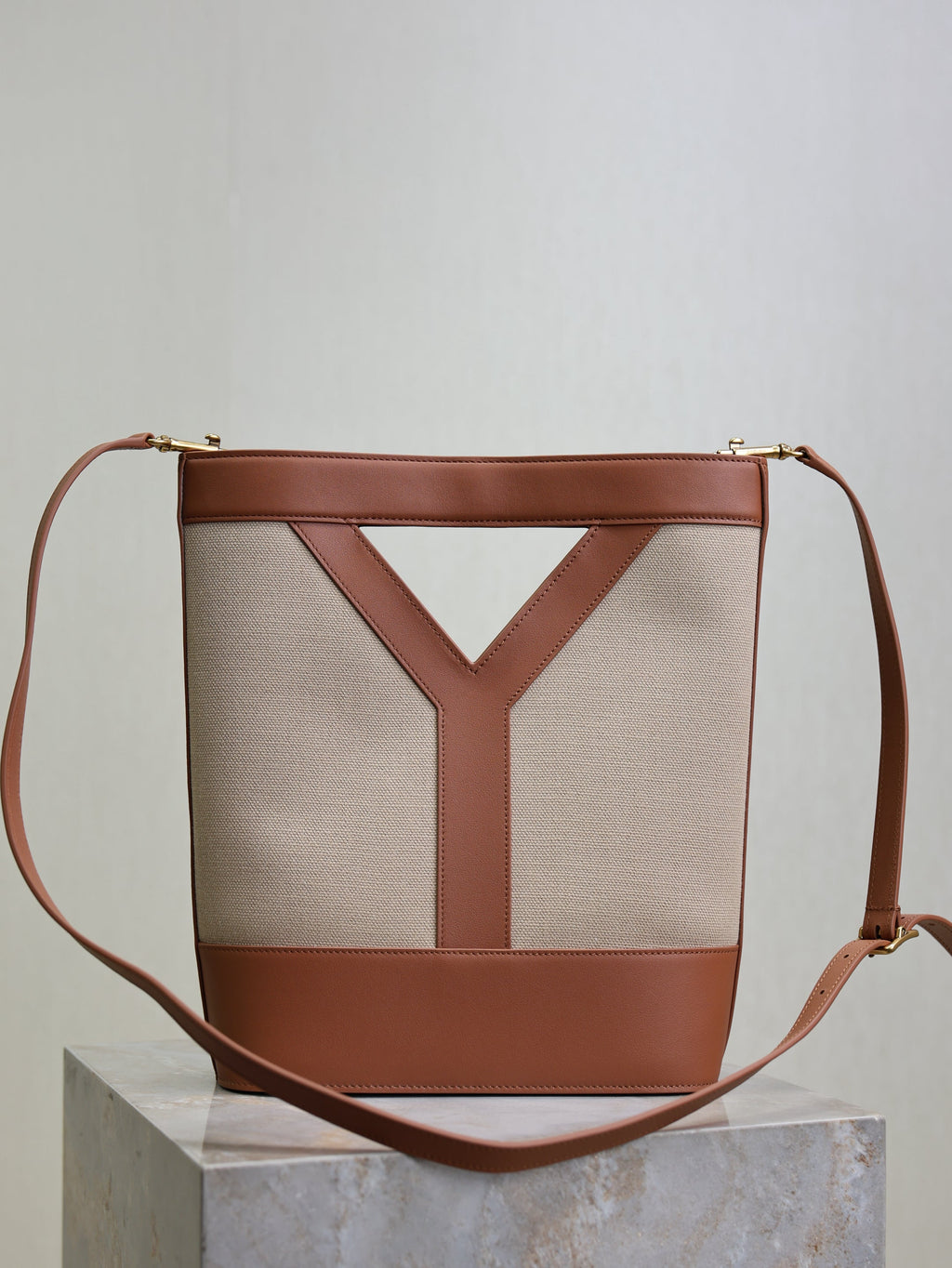 YSL 25S Y SMALL BUCKET 29 IN DESERT DUST AND BRICK CANVAS GOLD HARDWARE