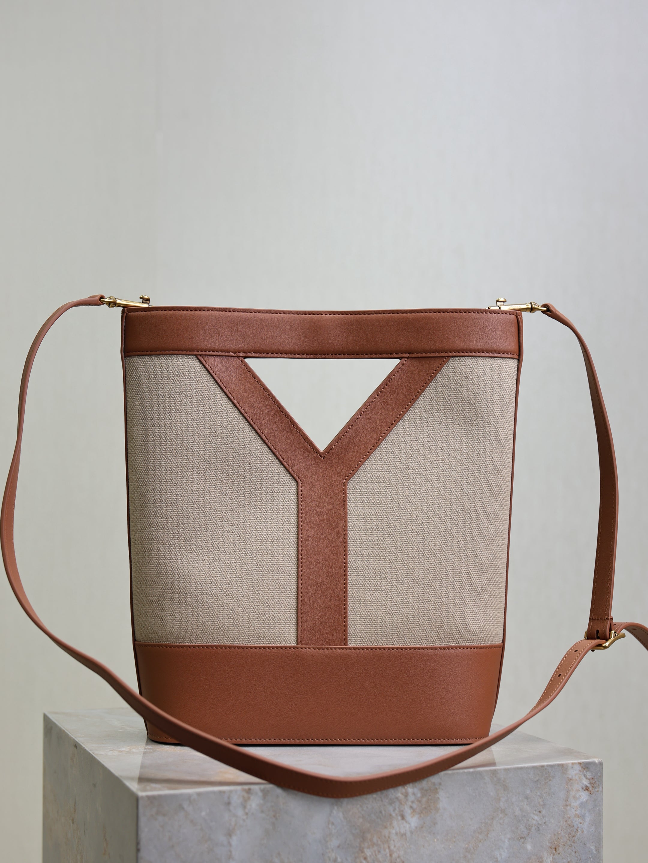 YSL 25S Y SMALL BUCKET 29 IN DESERT DUST AND BRICK CANVAS GOLD HARDWARE