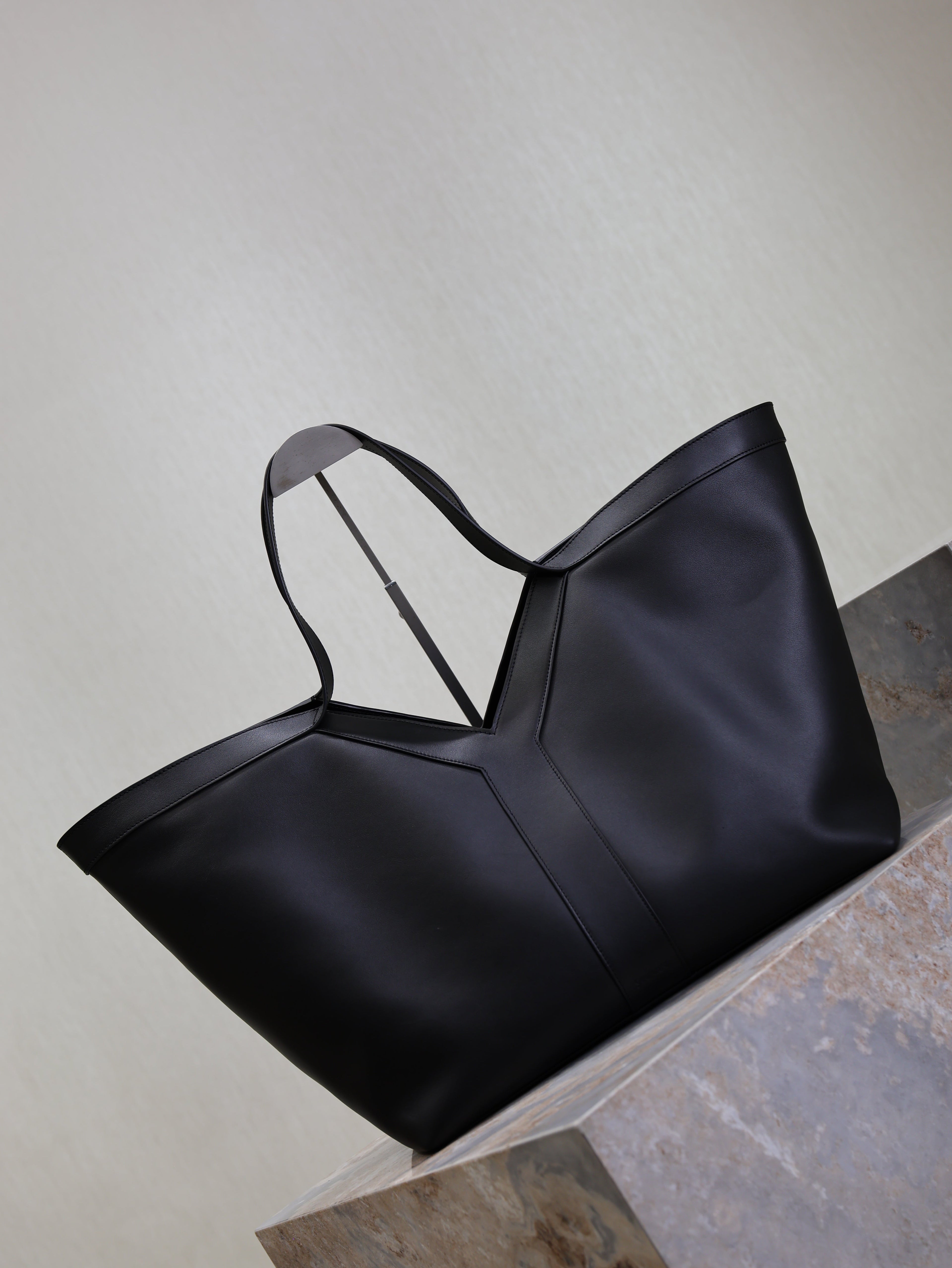 YSL 25S Y TOTE 50 IN BLACK CALFSKIN GOLD HARDWARE