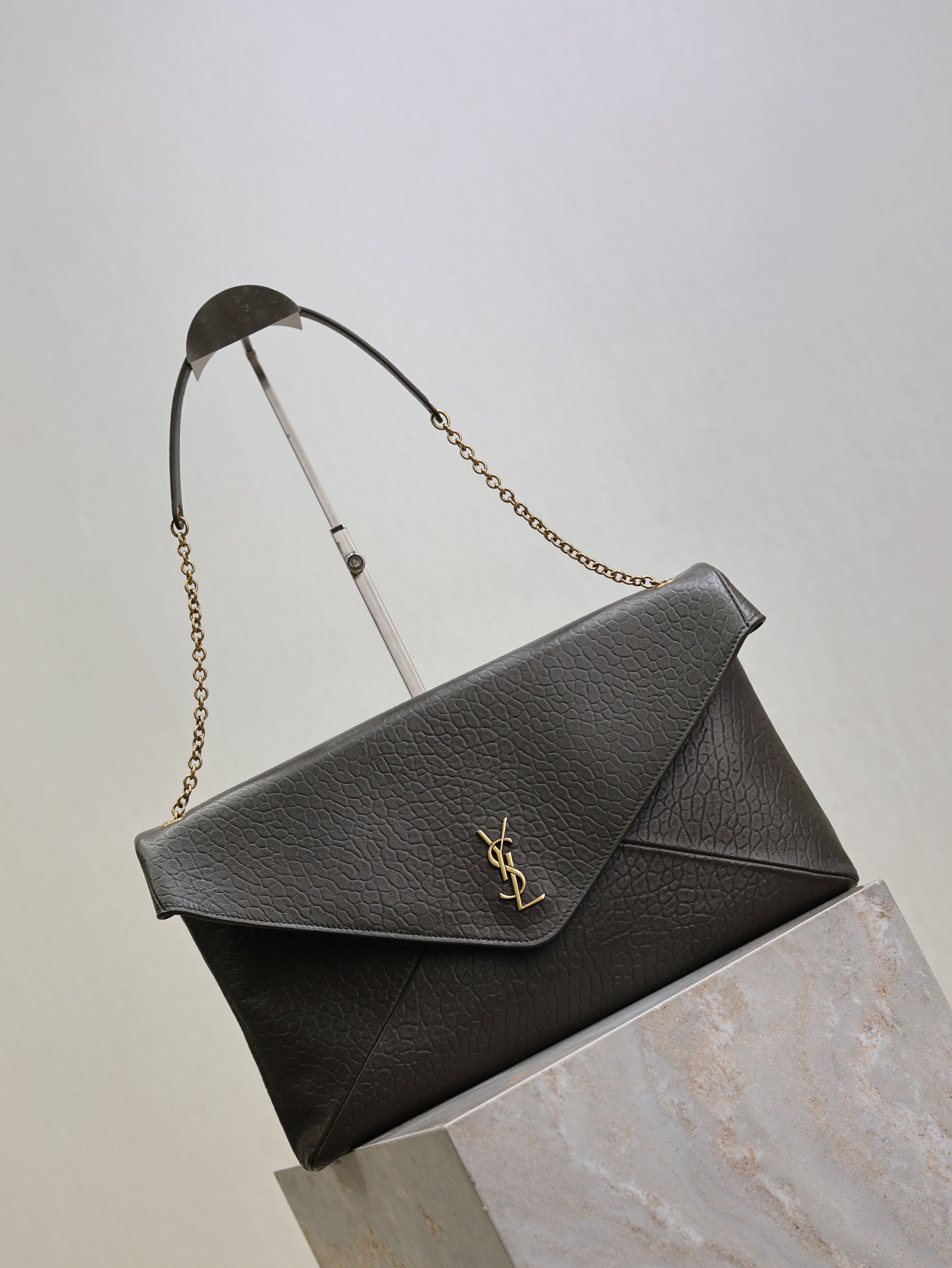 YSL 25S CASSANDRE ENVELOPE MESSENGER 35 IN LIGHT MUSK LAMBSKIN GOLD HARDWARE