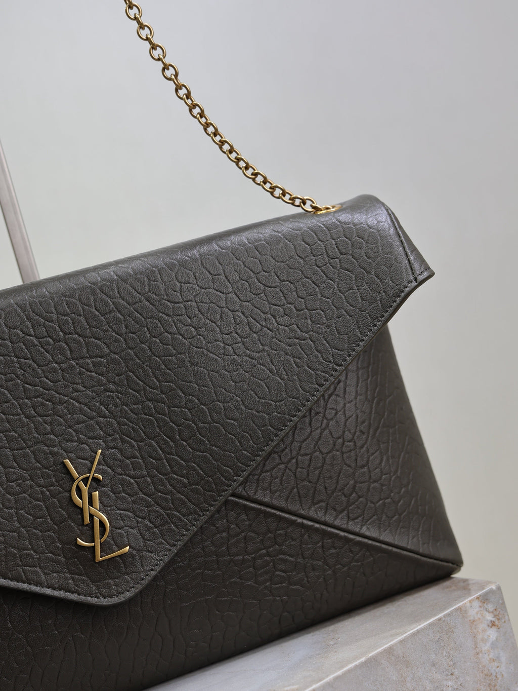 YSL 25S CASSANDRE ENVELOPE MESSENGER 35 IN LIGHT MUSK LAMBSKIN GOLD HARDWARE