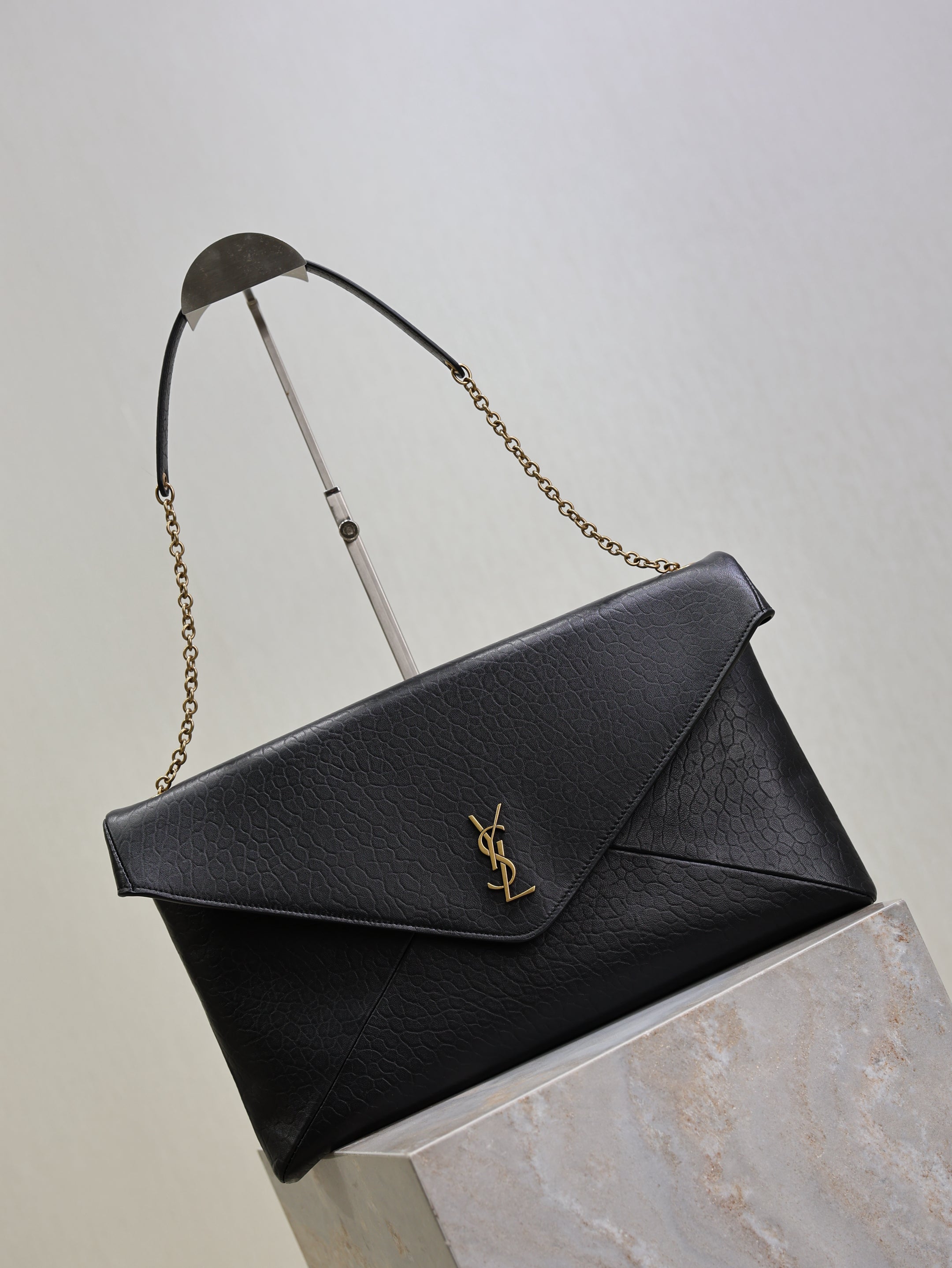 YSL 25S CASSANDRE ENVELOPE MESSENGER 35 IN BLACK LAMBSKIN GOLD HARDWARE