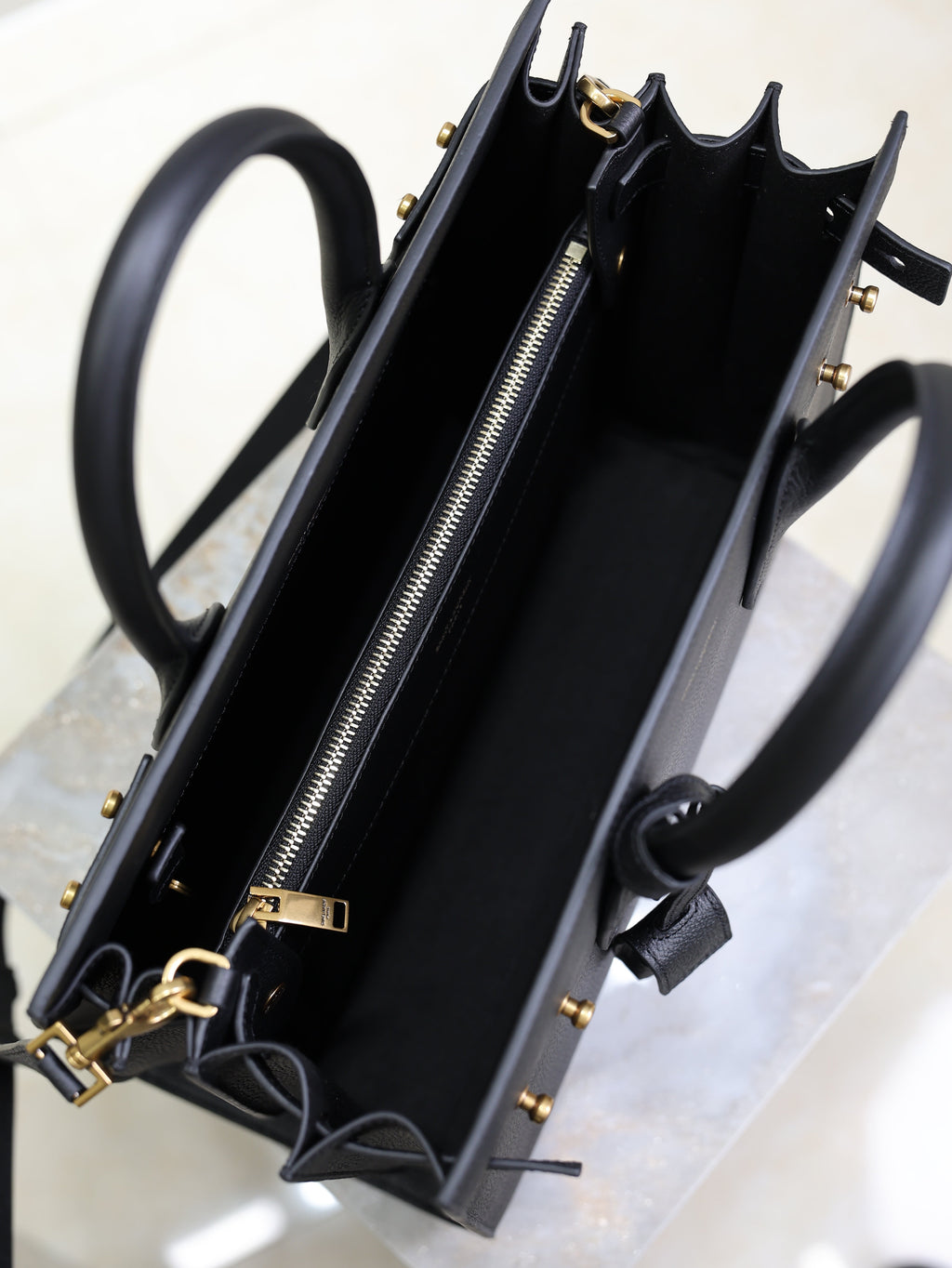 YSL 25S SAC DE JOUR GM 32 IN BLACK SUPPLE GRAINED CALFSKIN GOLD HARDWARE