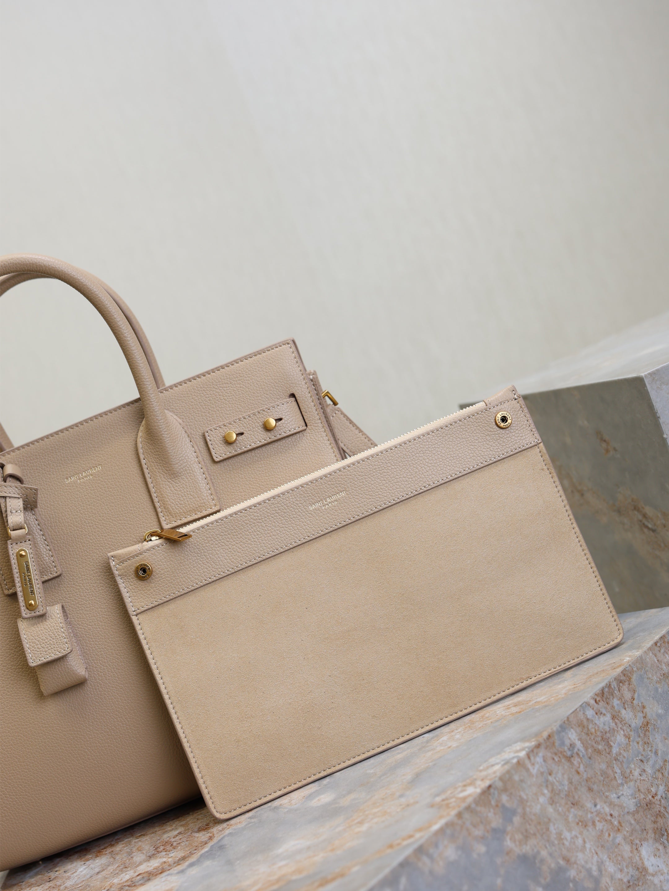 YSL 25S SAC DE JOUR GM 32 IN DARK BEIGE SUPPLE GRAINED CALFSKIN