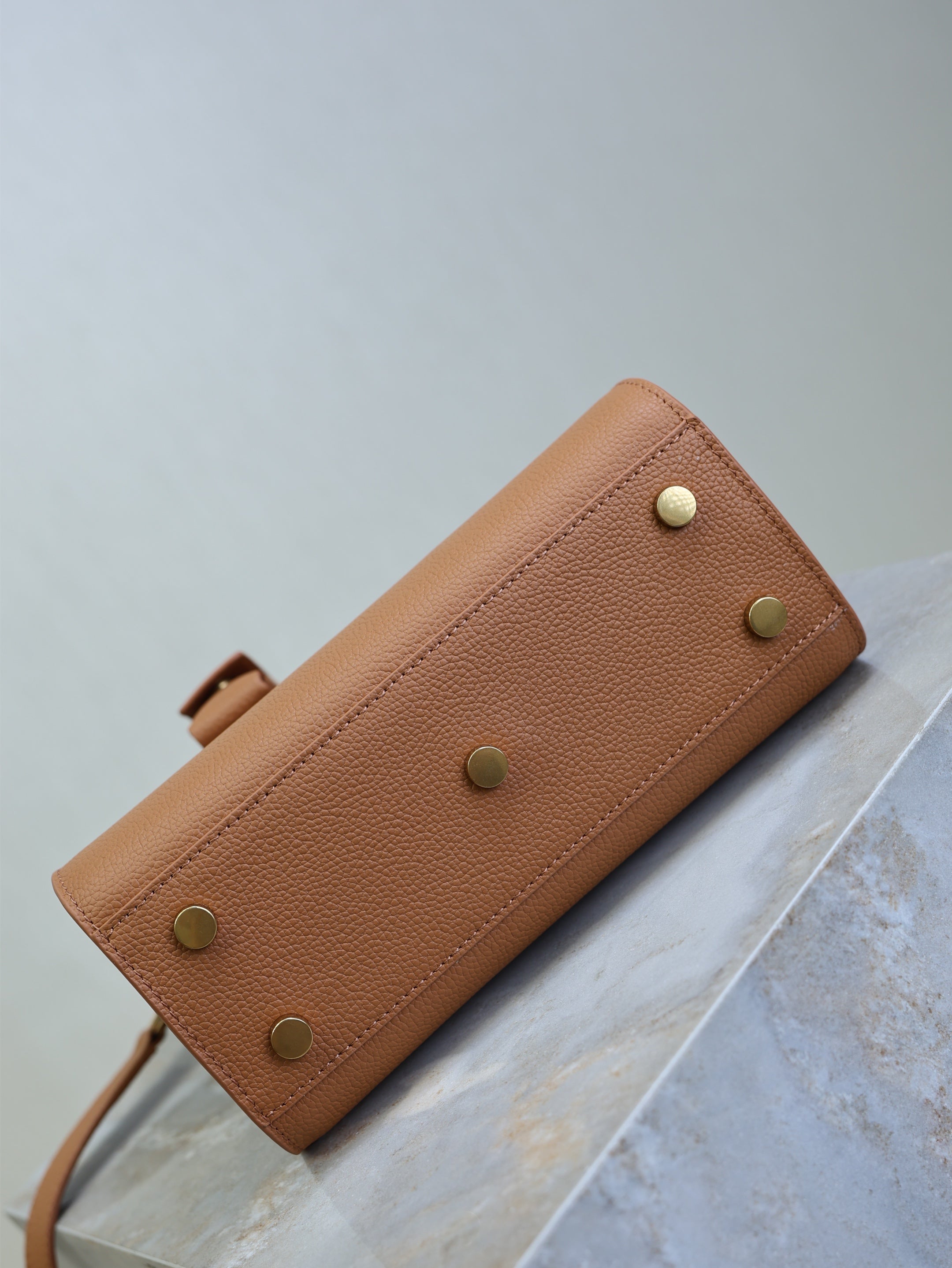 YSL 25S SAC DE JOUR 22 IN CHESTNUT BROWN SUPPLE GRAINED CALFSKIN
