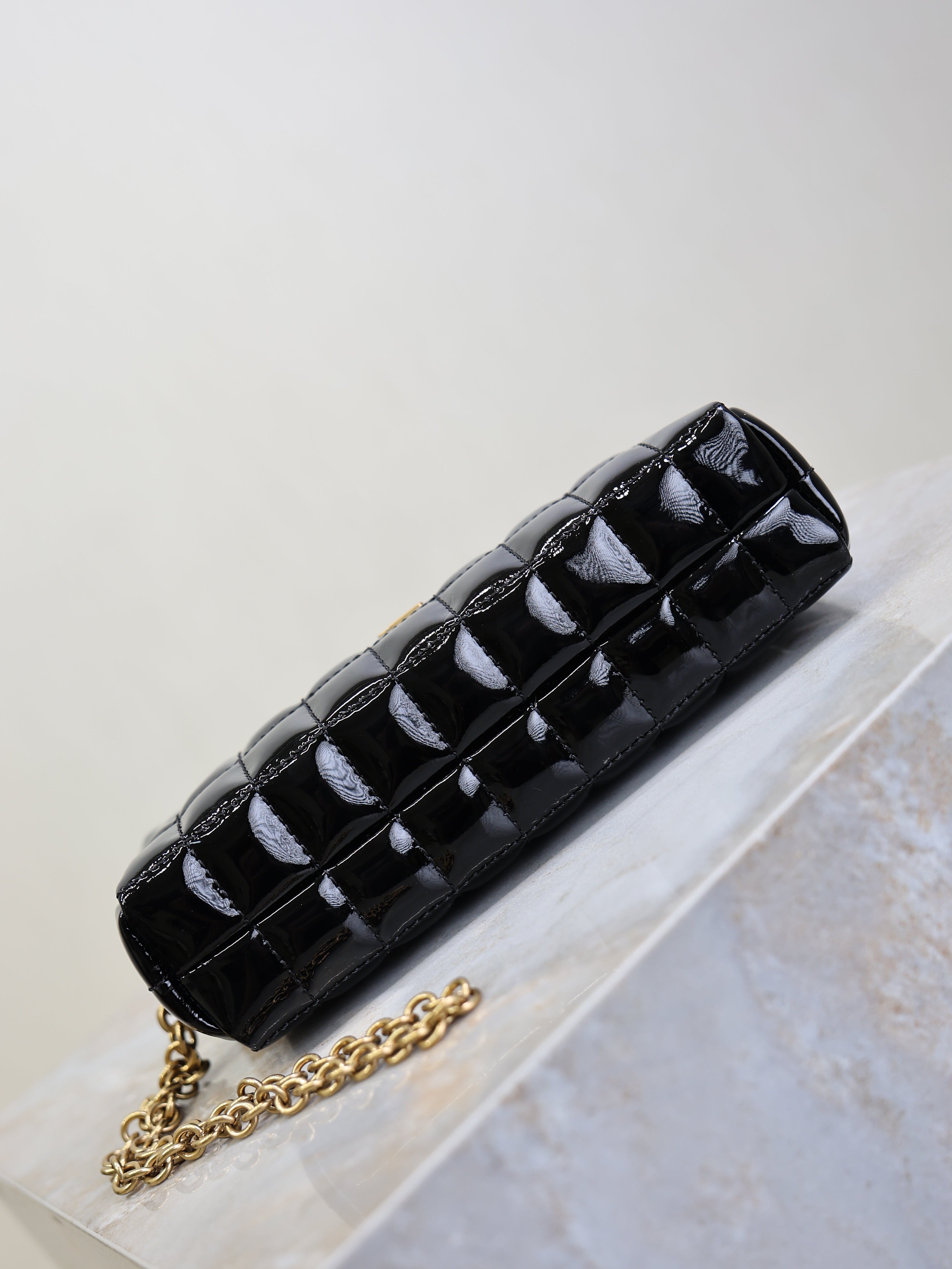 YSL 25S CASSANDRE MATELASSÉ CARRÉ POUCH ON CHAIN 18 IN BLACK SHINY CALFSKIN