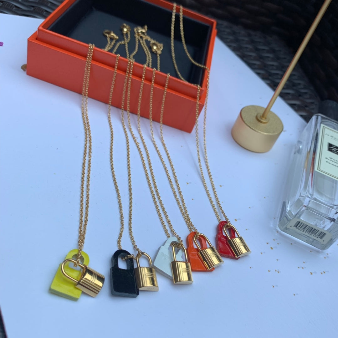 18K O'Kelly Pendant Hermes Necklace