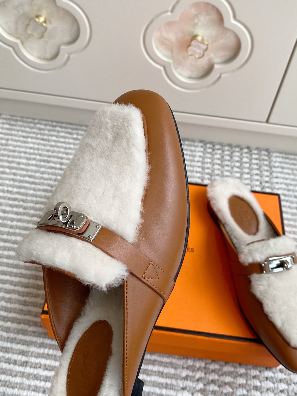 HERMES 25S CATENA MULE IN BEIGE SHEARLING AND BROWN LAMBSKIN WITH SILVER HARDWARE