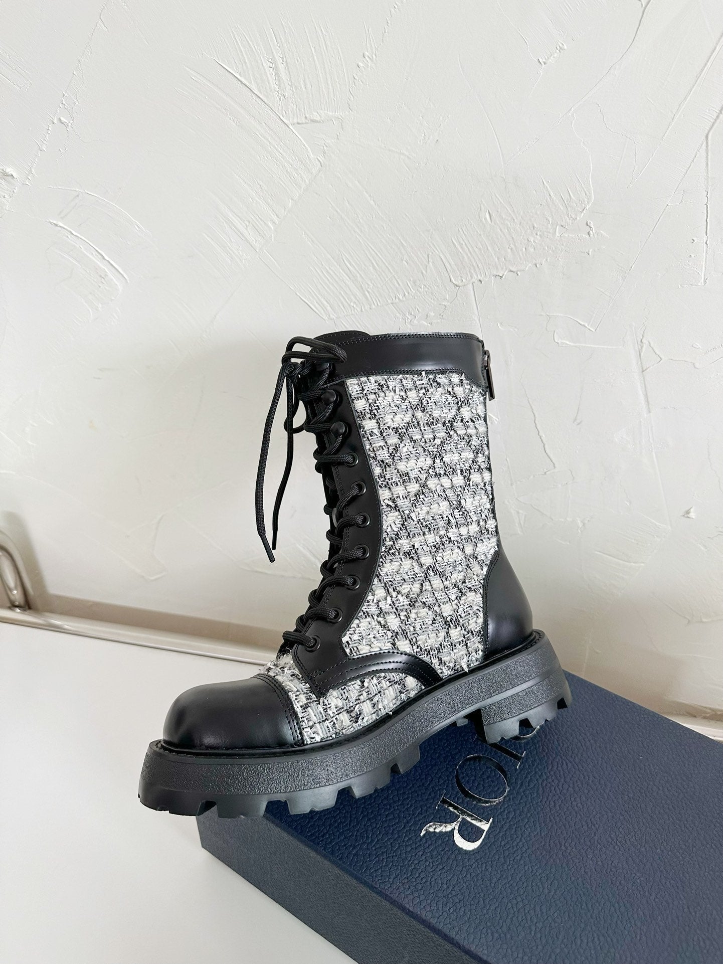 DIOR D-UNIT ANKLE BOOT BLACK CALFSKIN WITH WHITE AND BLACK CANNAGE TWEED