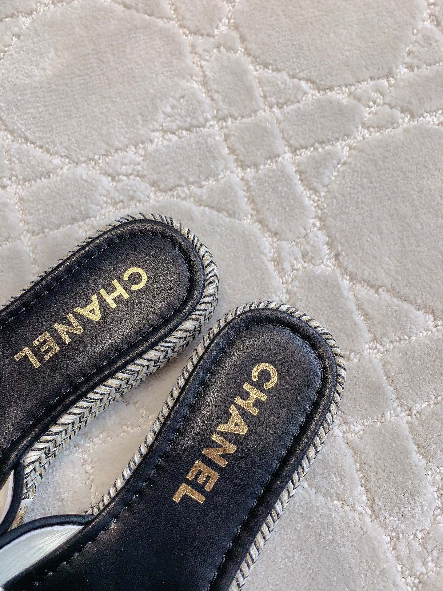CHANEL PLATFORM SLIPPERS IN WHITE WOOL AND BLACK LAMBSKIN