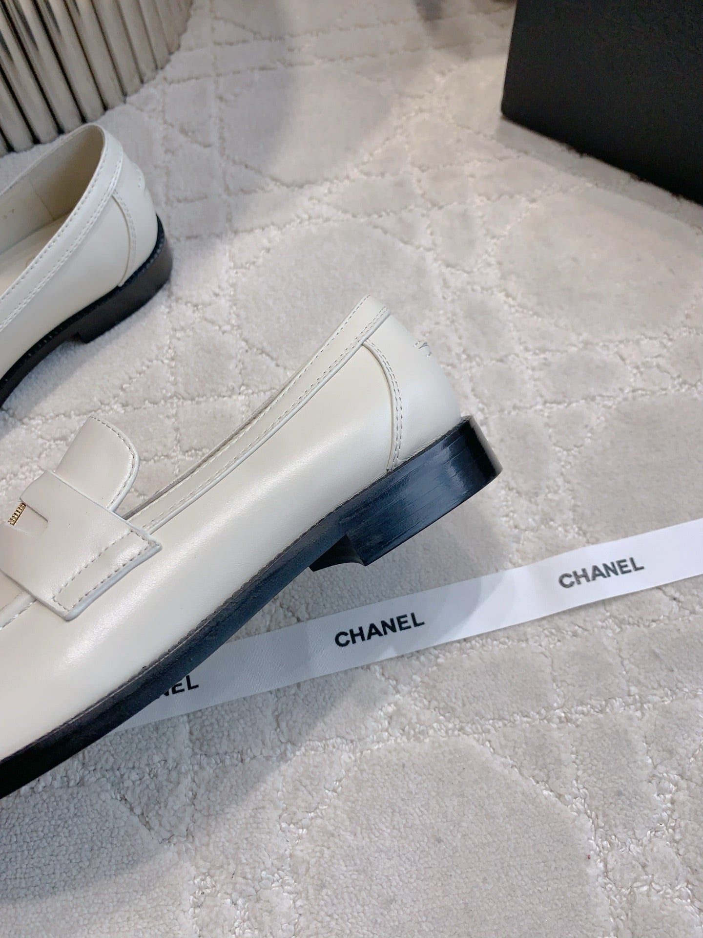 CHANEL 25S MOASINS IN WHITE CALFSKIN GOLD HARDWARE