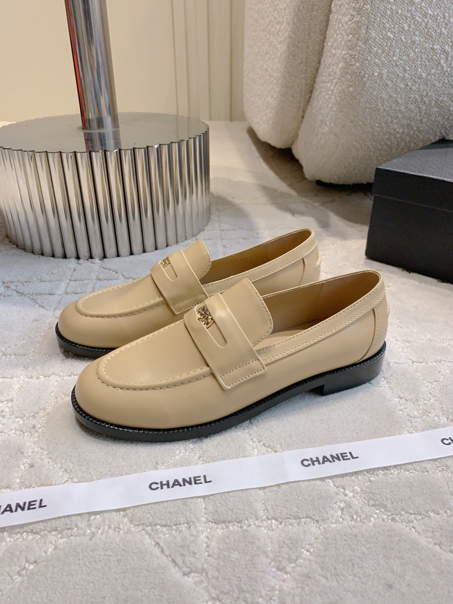 CHANEL 25S MOASINS IN BEIGE CALFSKIN GOLD HARDWARE