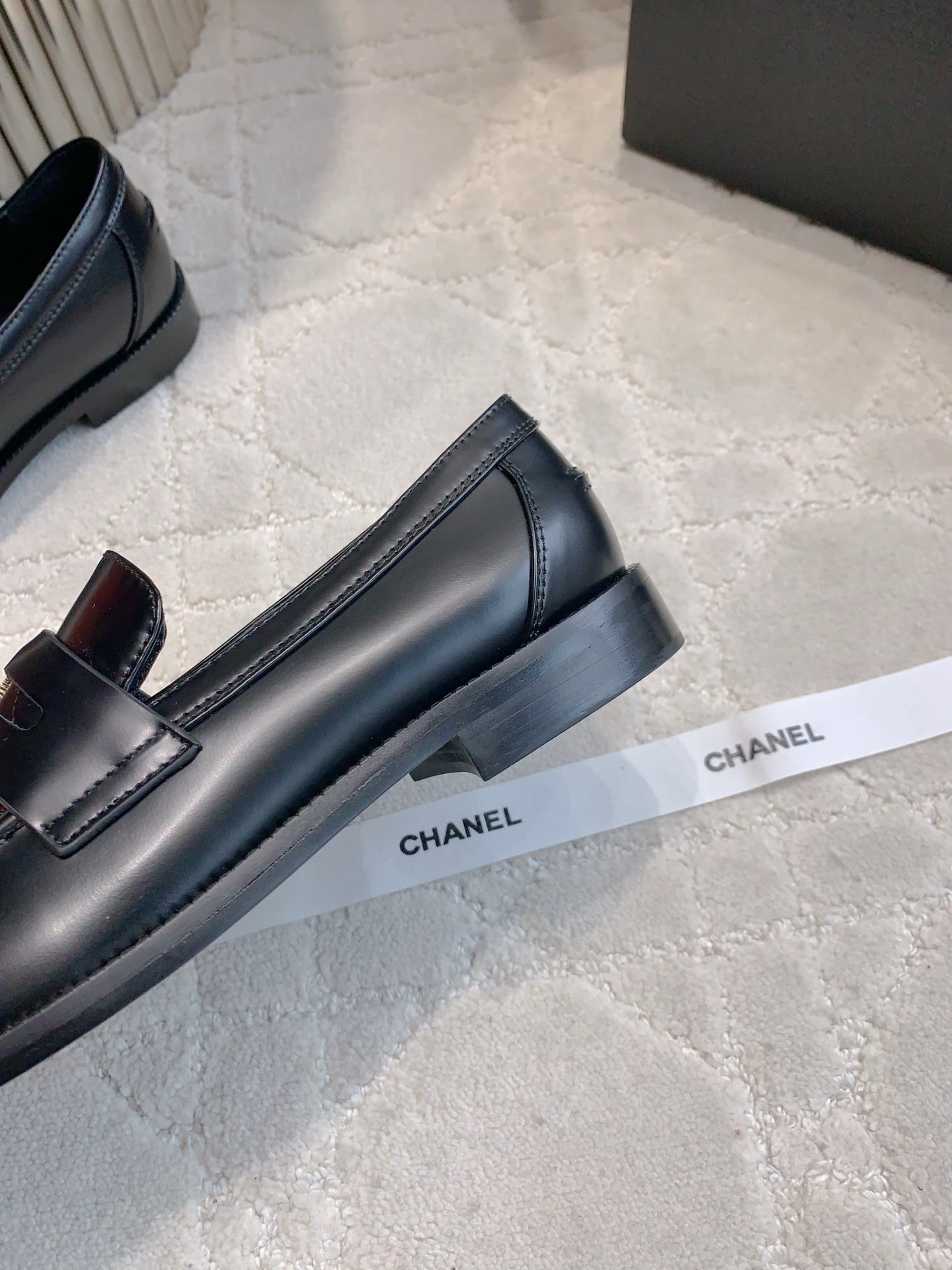 CHANEL 25S MOASINS IN BLACK SHINY CALFSKIN GOLD HARDWARE